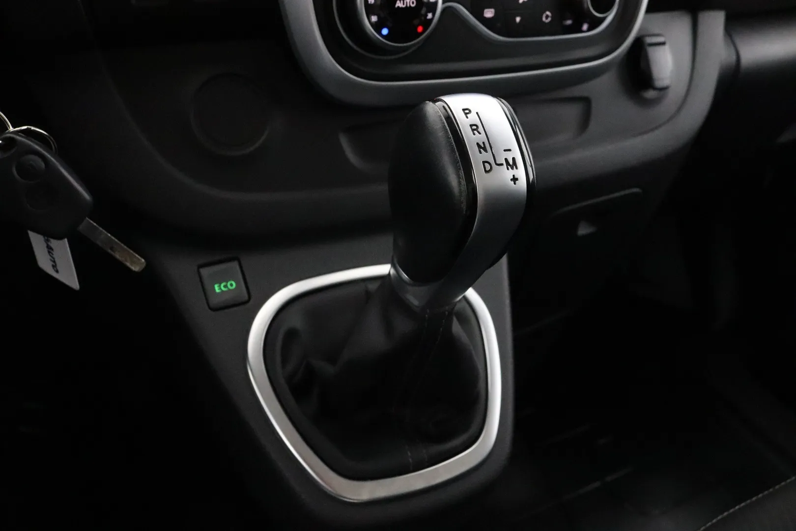 Nissan NV300 YLP-148 carousel image