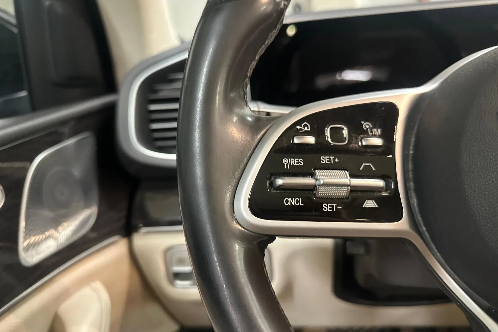 Mercedes-Benz GLE YXJ-320 carousel image
