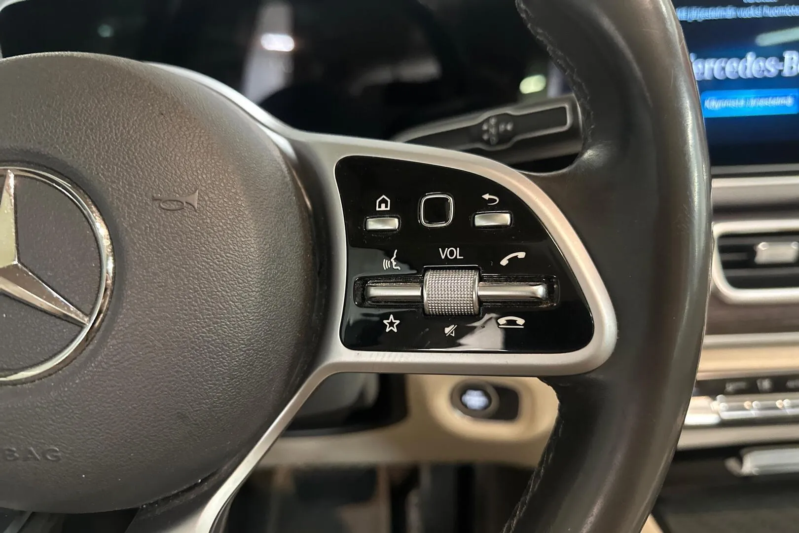 Mercedes-Benz GLE YXJ-320 carousel image