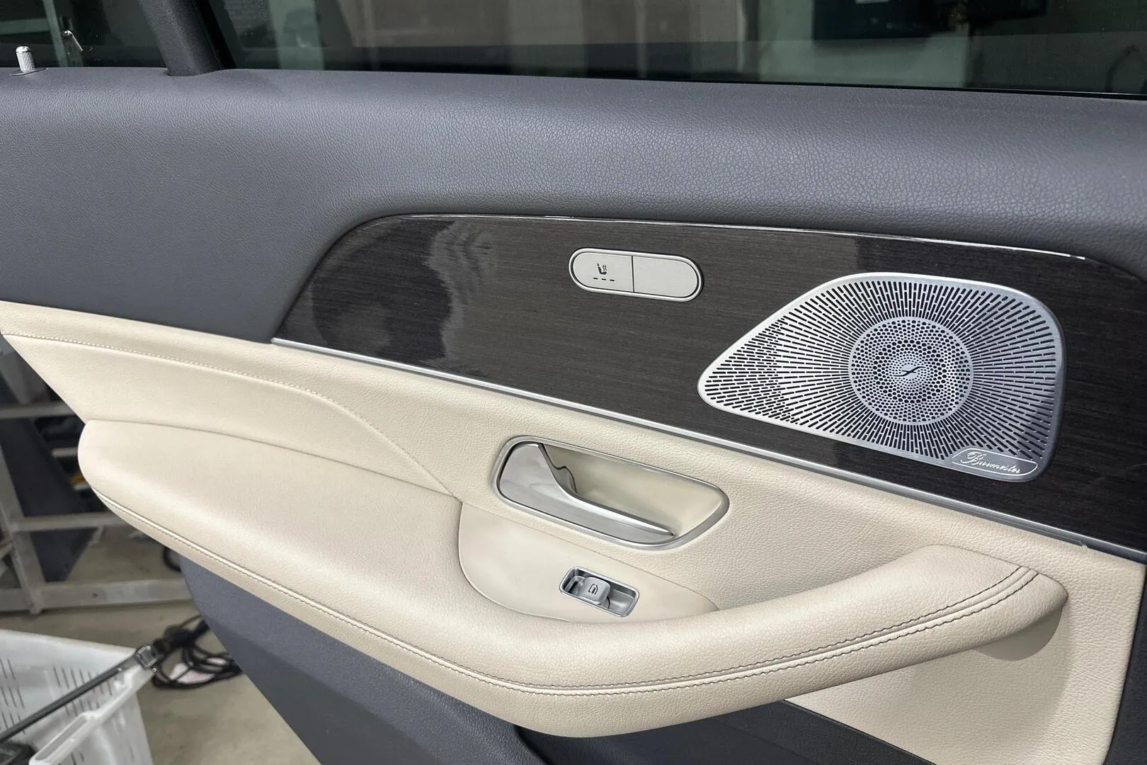 Mercedes-Benz GLE YXJ-320 carousel image