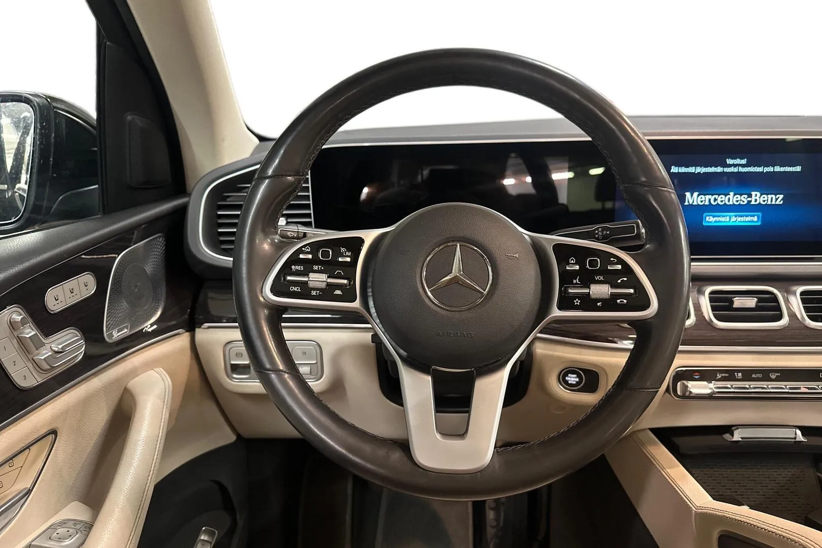 Mercedes-Benz GLE YXJ-320 carousel image