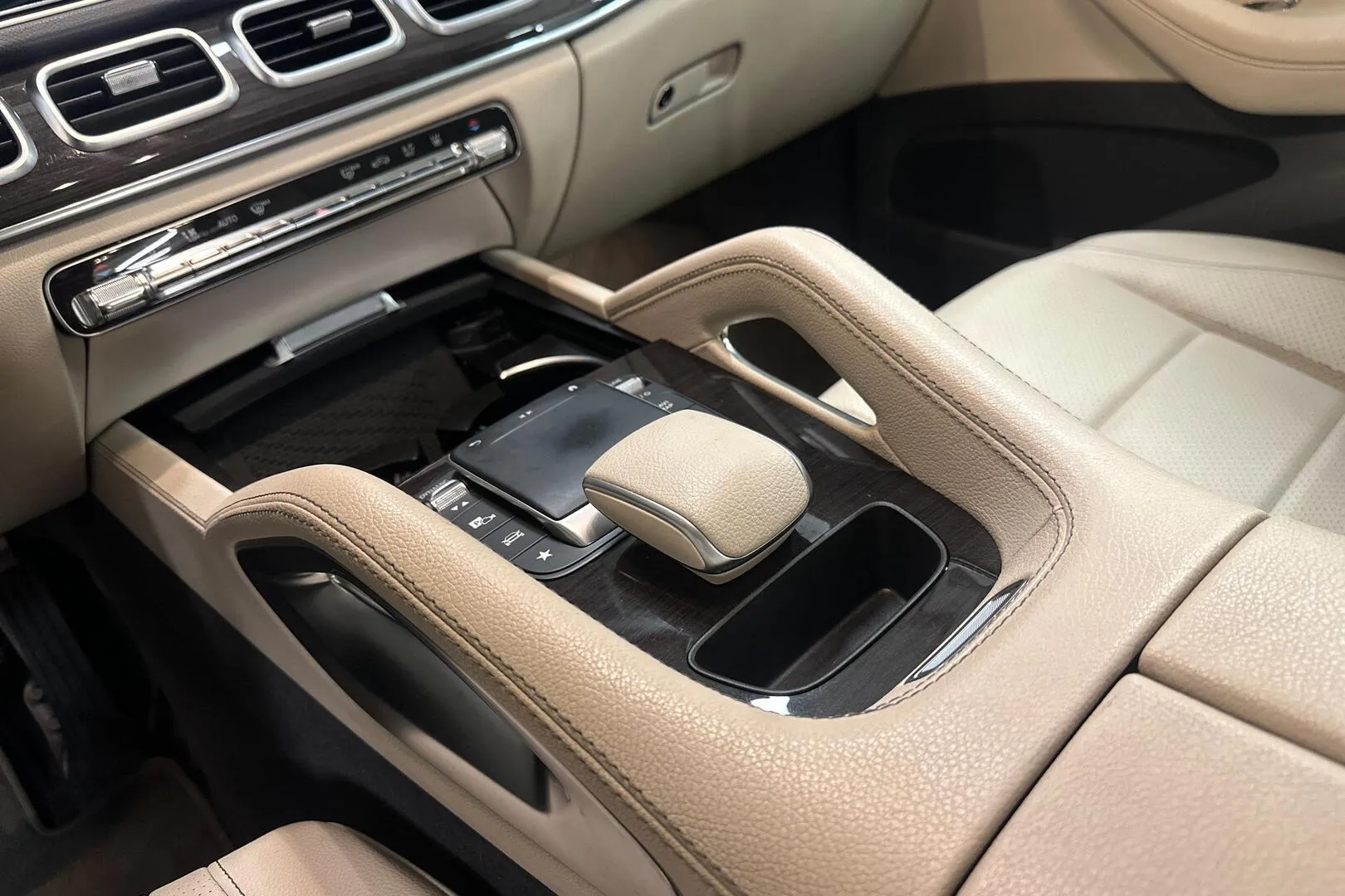 Mercedes-Benz GLE YXJ-320 carousel image