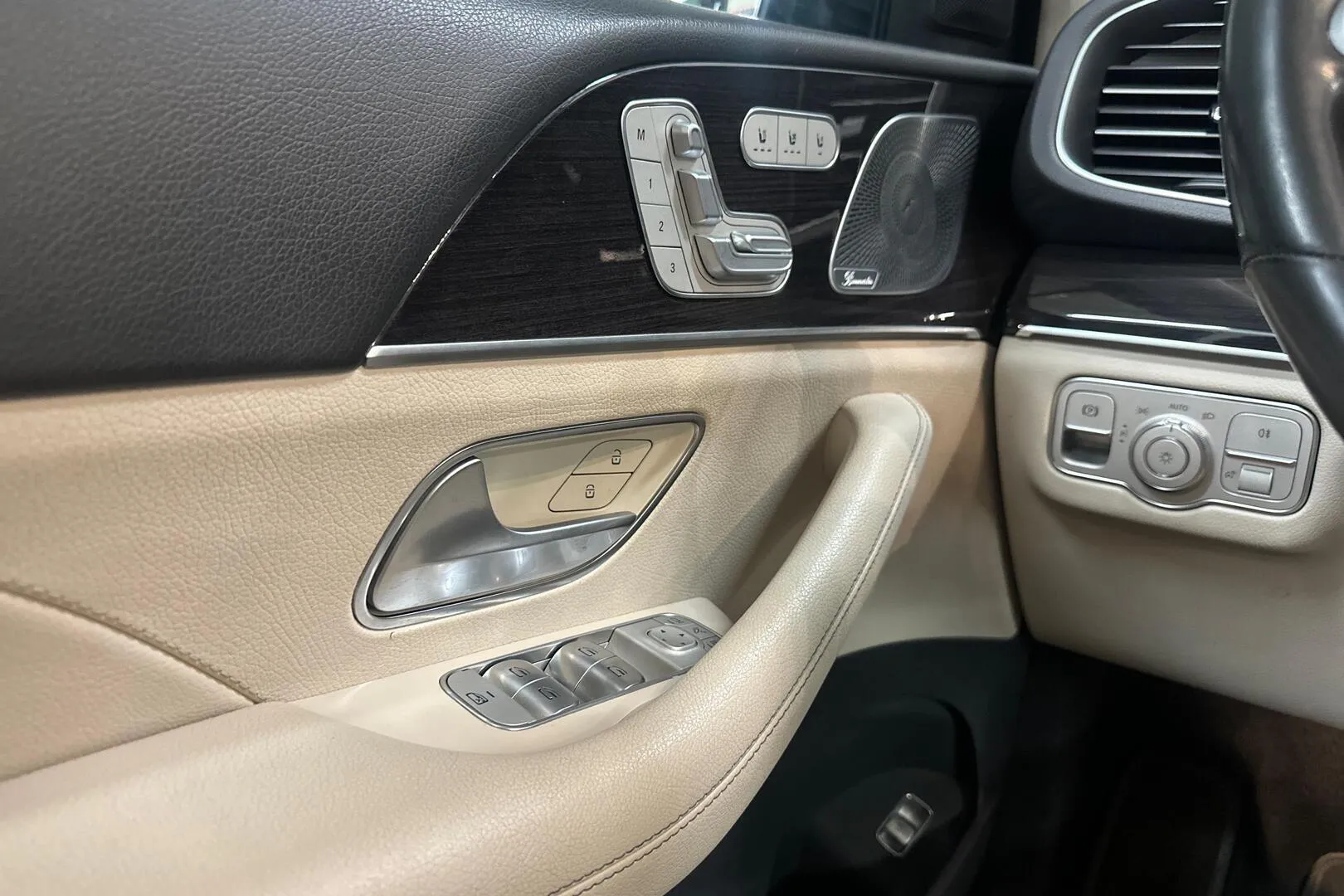 Mercedes-Benz GLE YXJ-320 carousel image