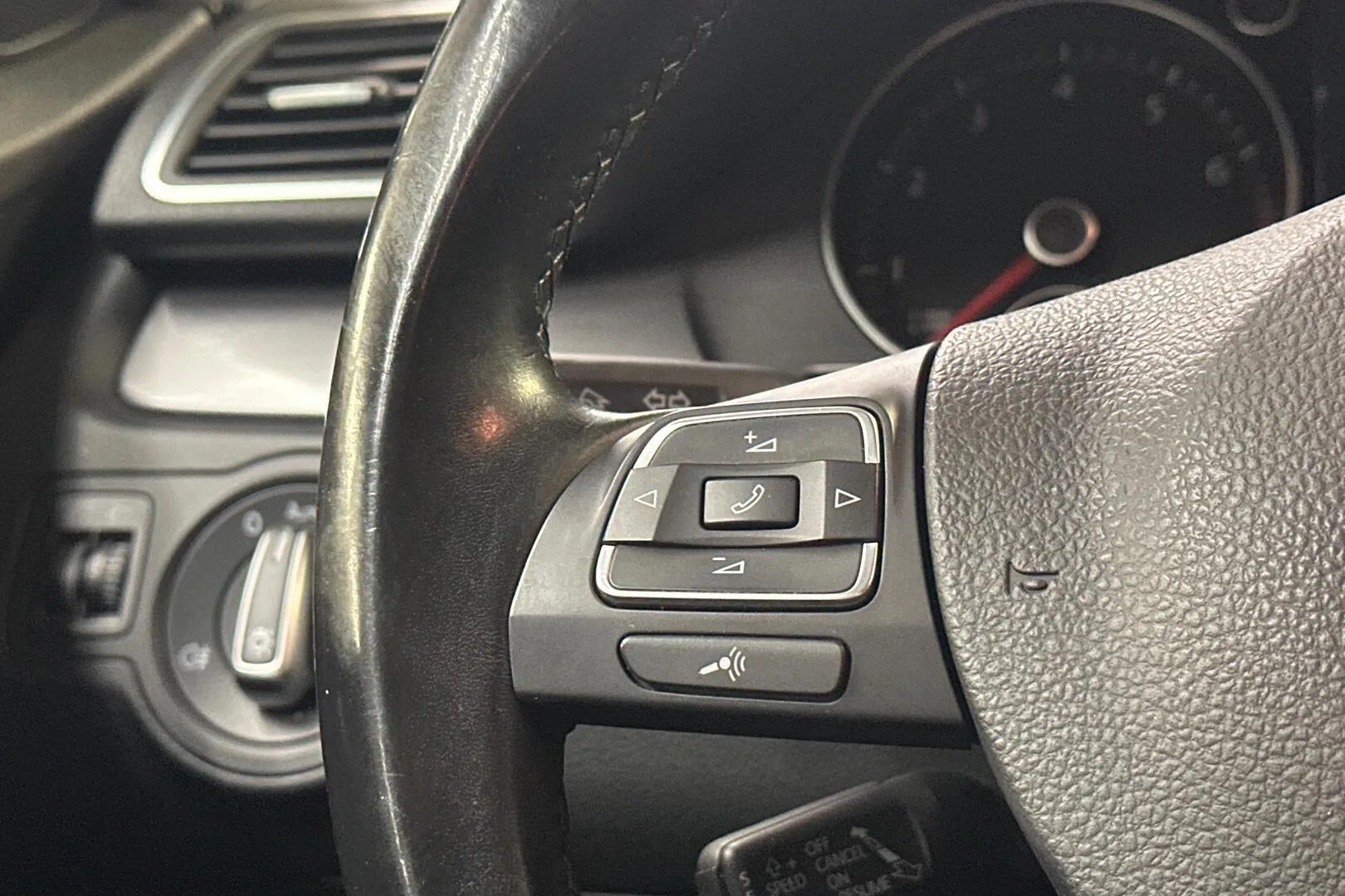 Volkswagen Passat YJP-941 carousel image