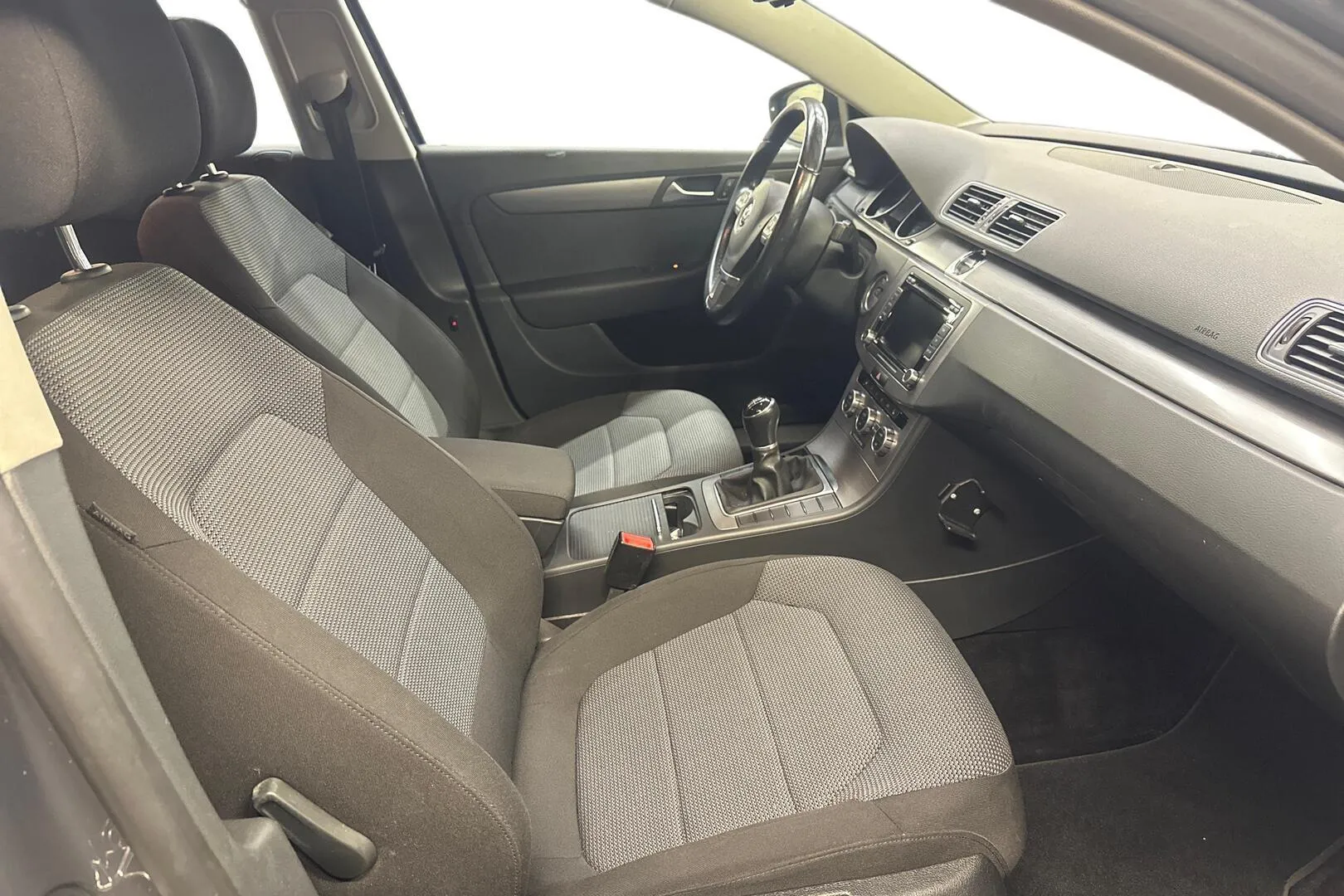 Volkswagen Passat YJP-941 carousel image