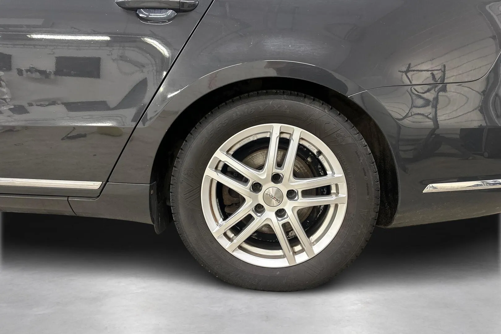 Volkswagen Passat YJP-941 carousel image