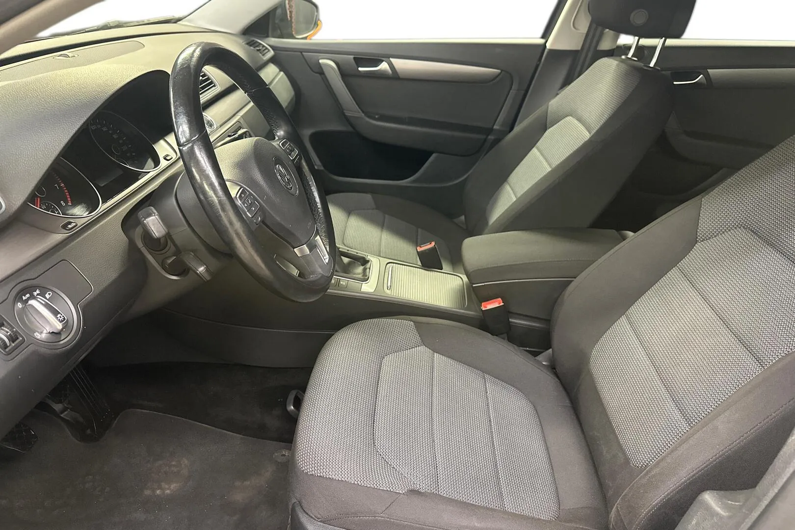 Volkswagen Passat YJP-941 carousel image