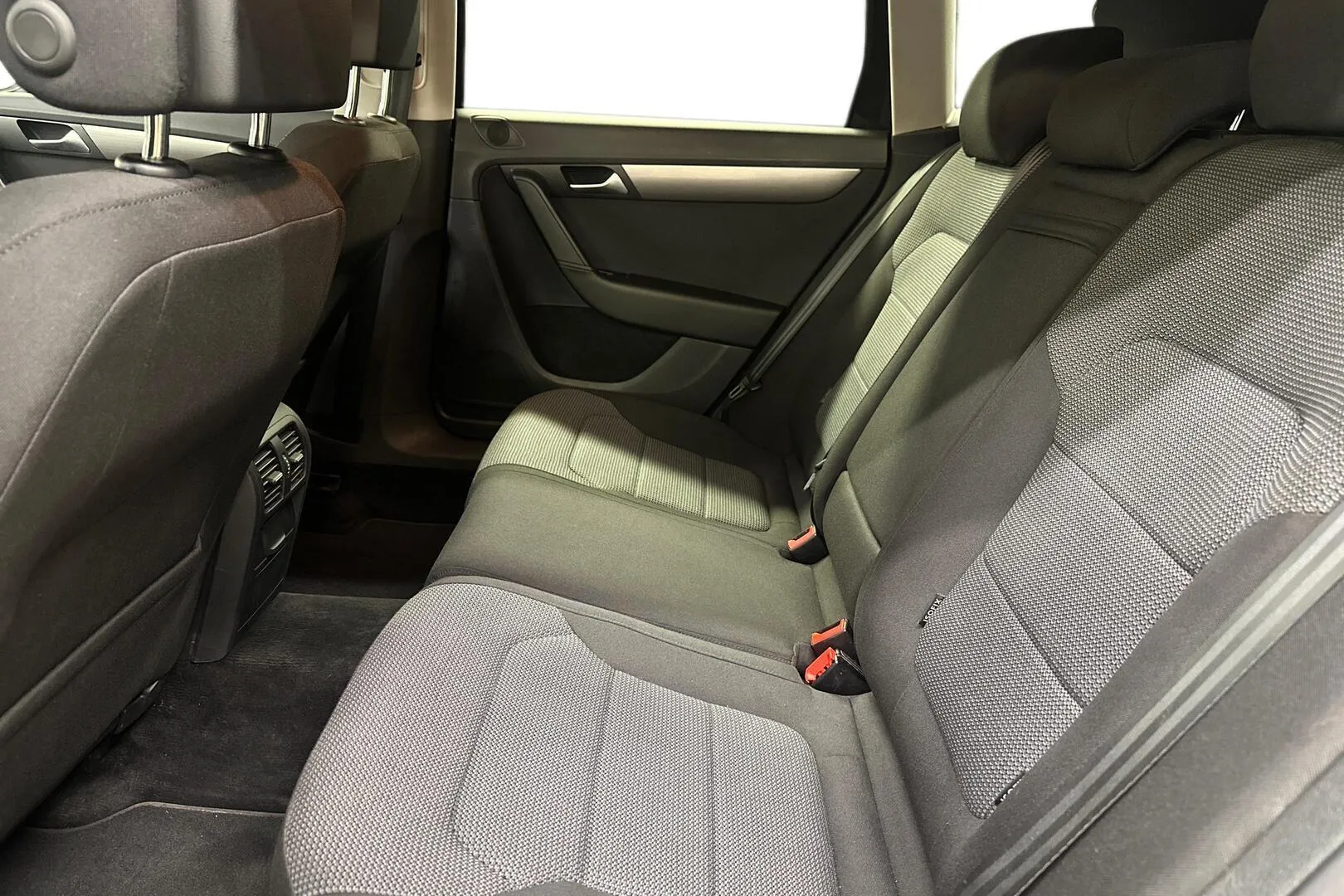 Volkswagen Passat YJP-941 carousel image
