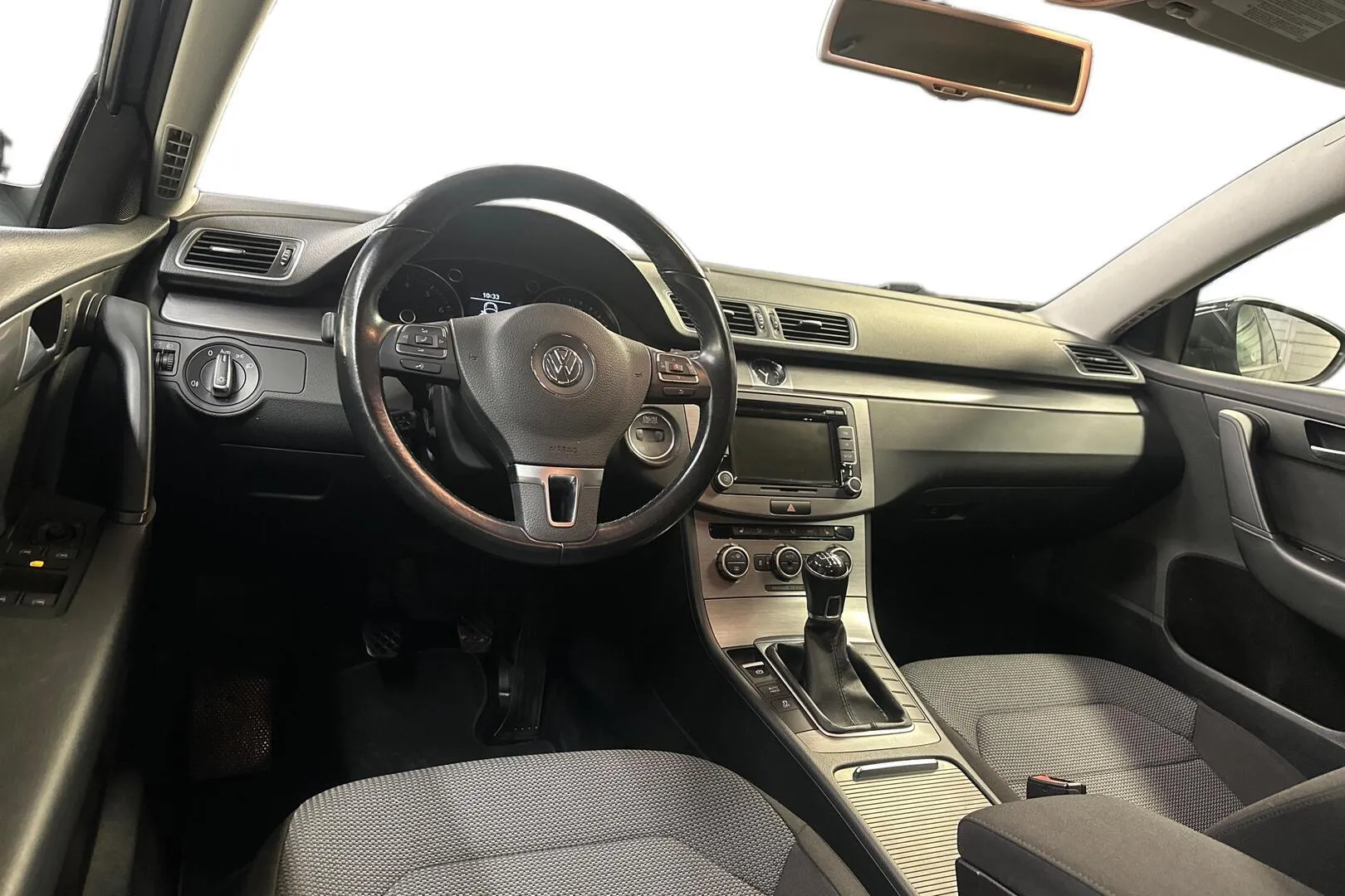Volkswagen Passat YJP-941 carousel image