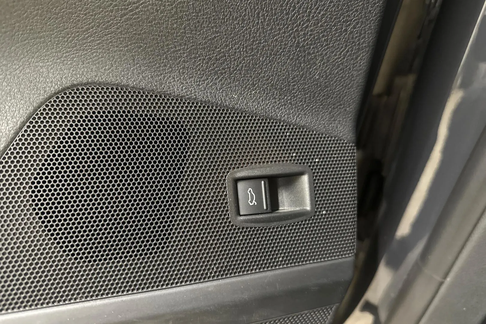 Volkswagen Passat YJP-941 carousel image