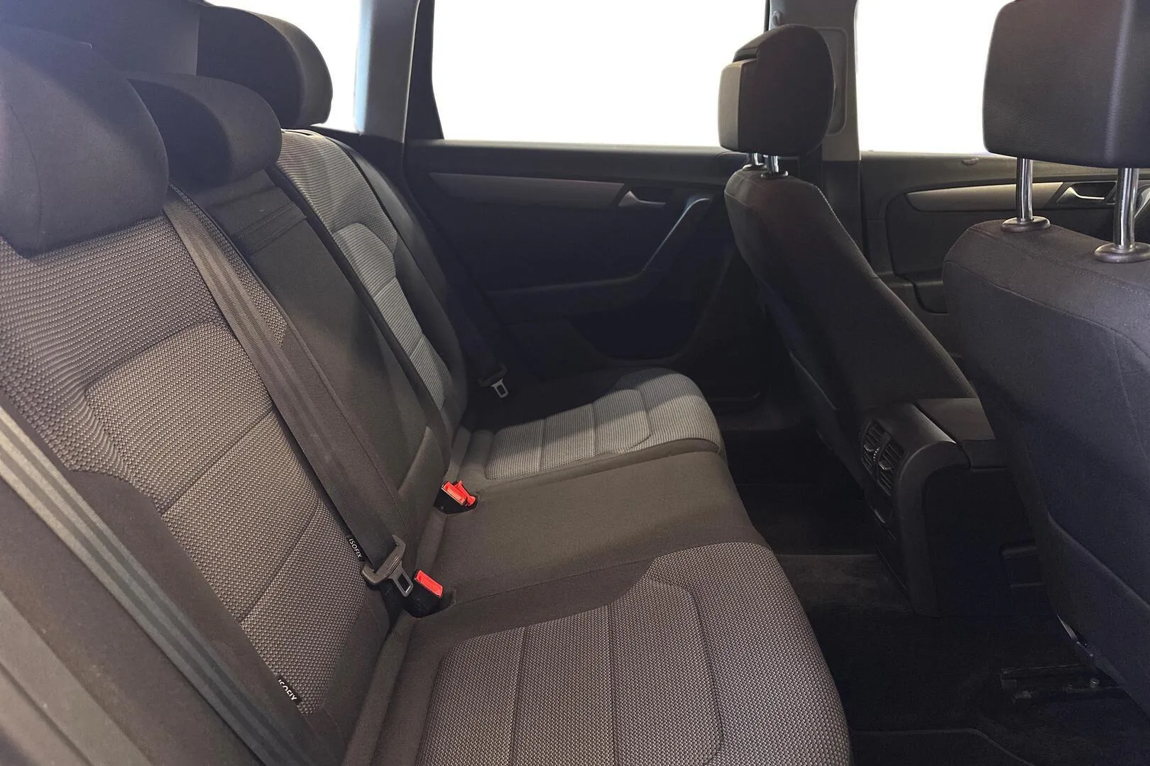 Volkswagen Passat YJP-941 carousel image