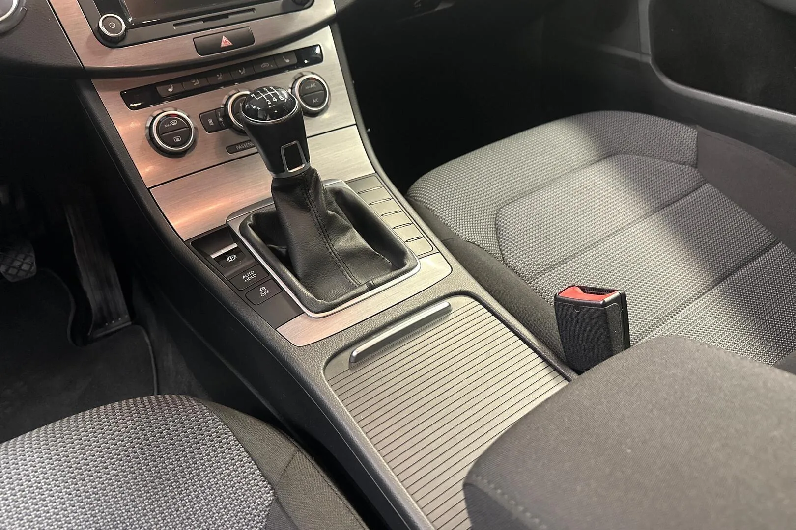 Volkswagen Passat YJP-941 carousel image