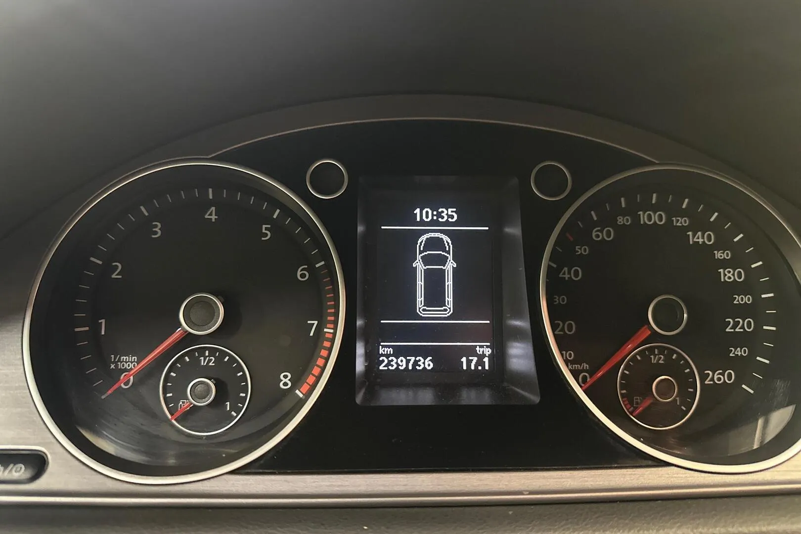 Volkswagen Passat YJP-941 carousel image