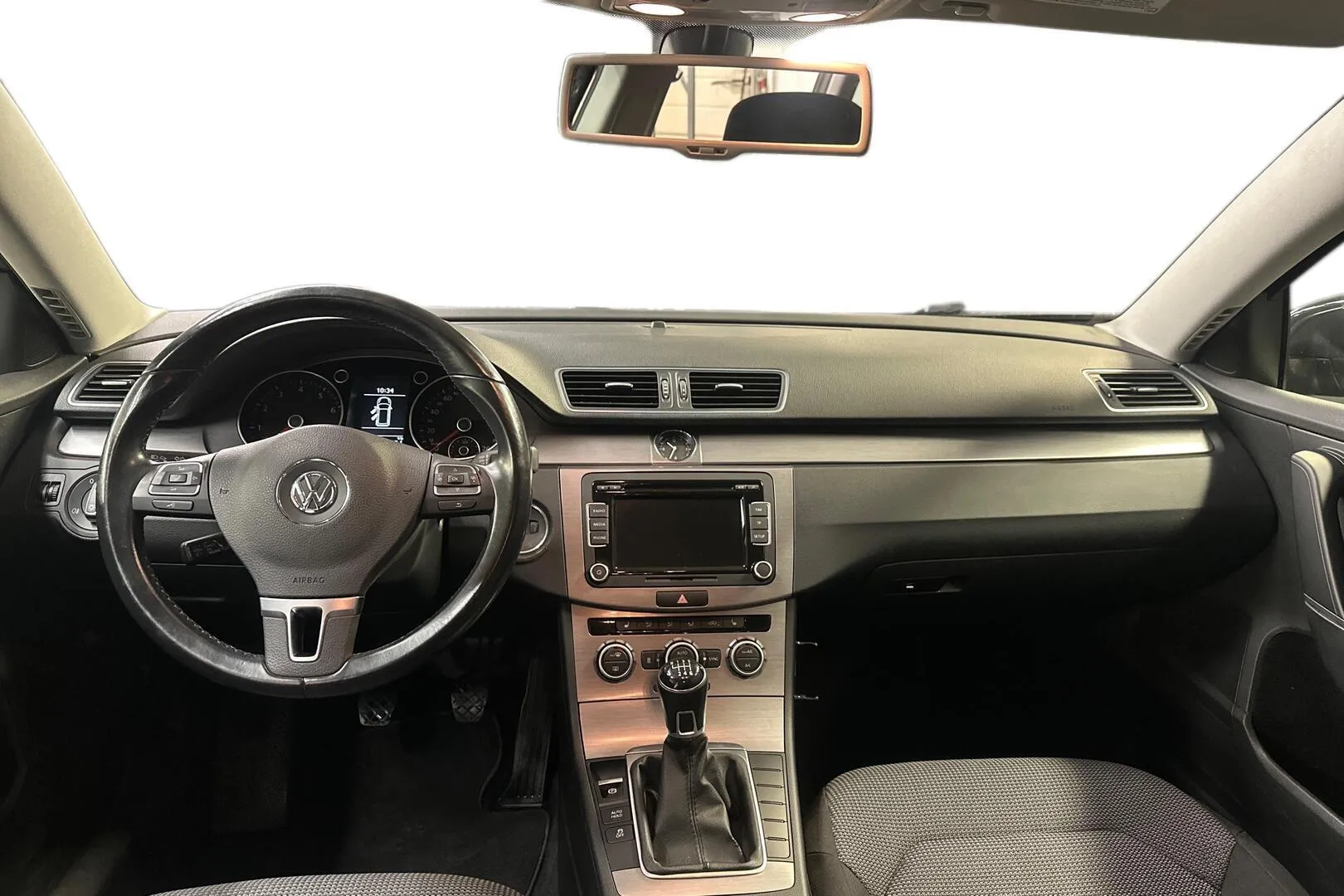 Volkswagen Passat YJP-941 carousel image