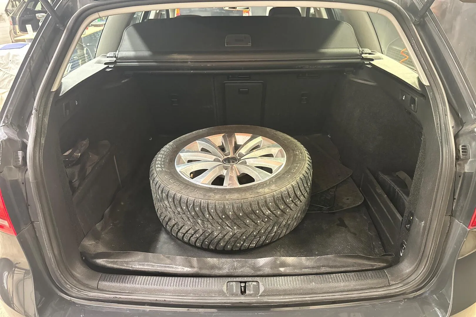 Volkswagen Passat YJP-941 carousel image