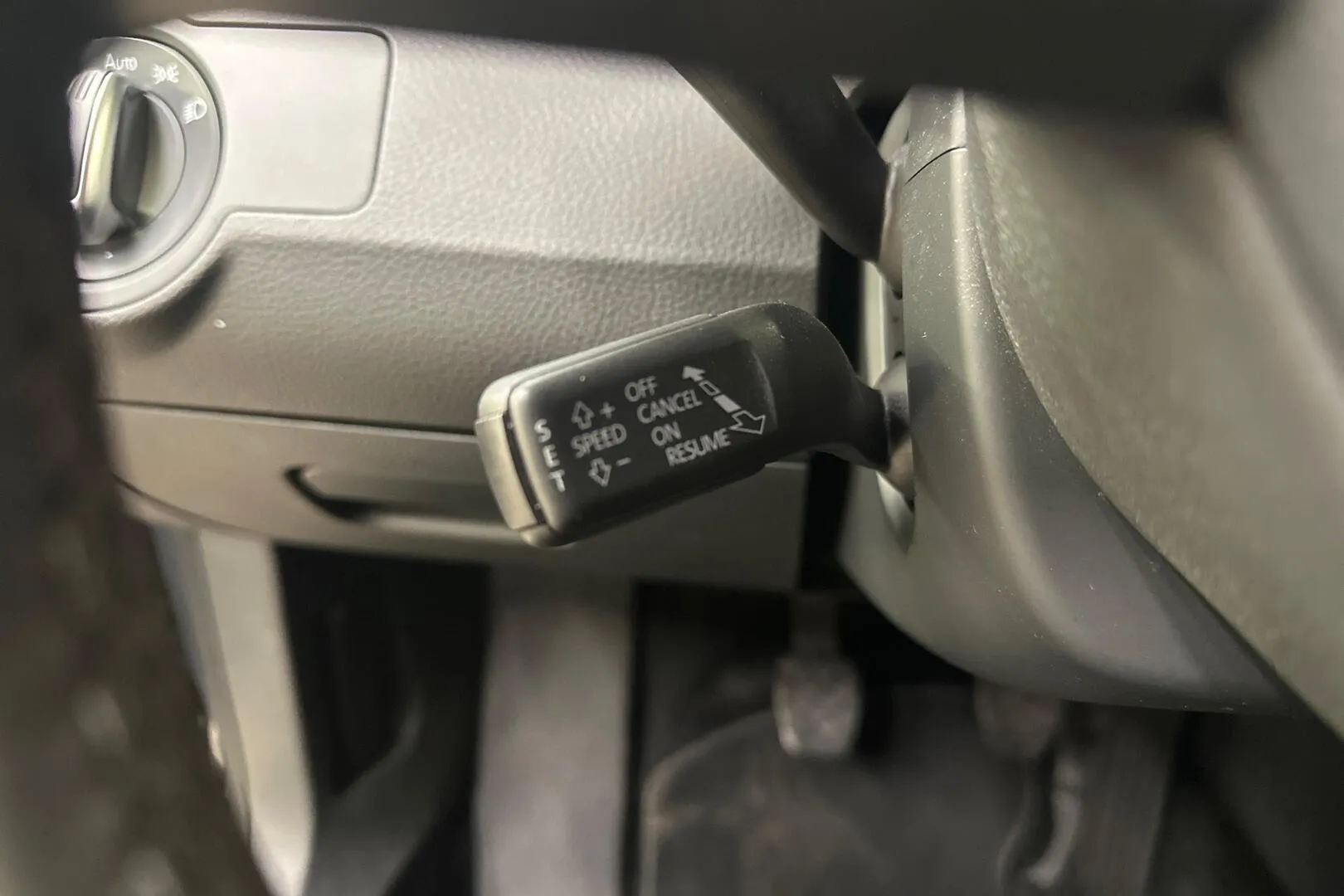Volkswagen Passat YJP-941 carousel image