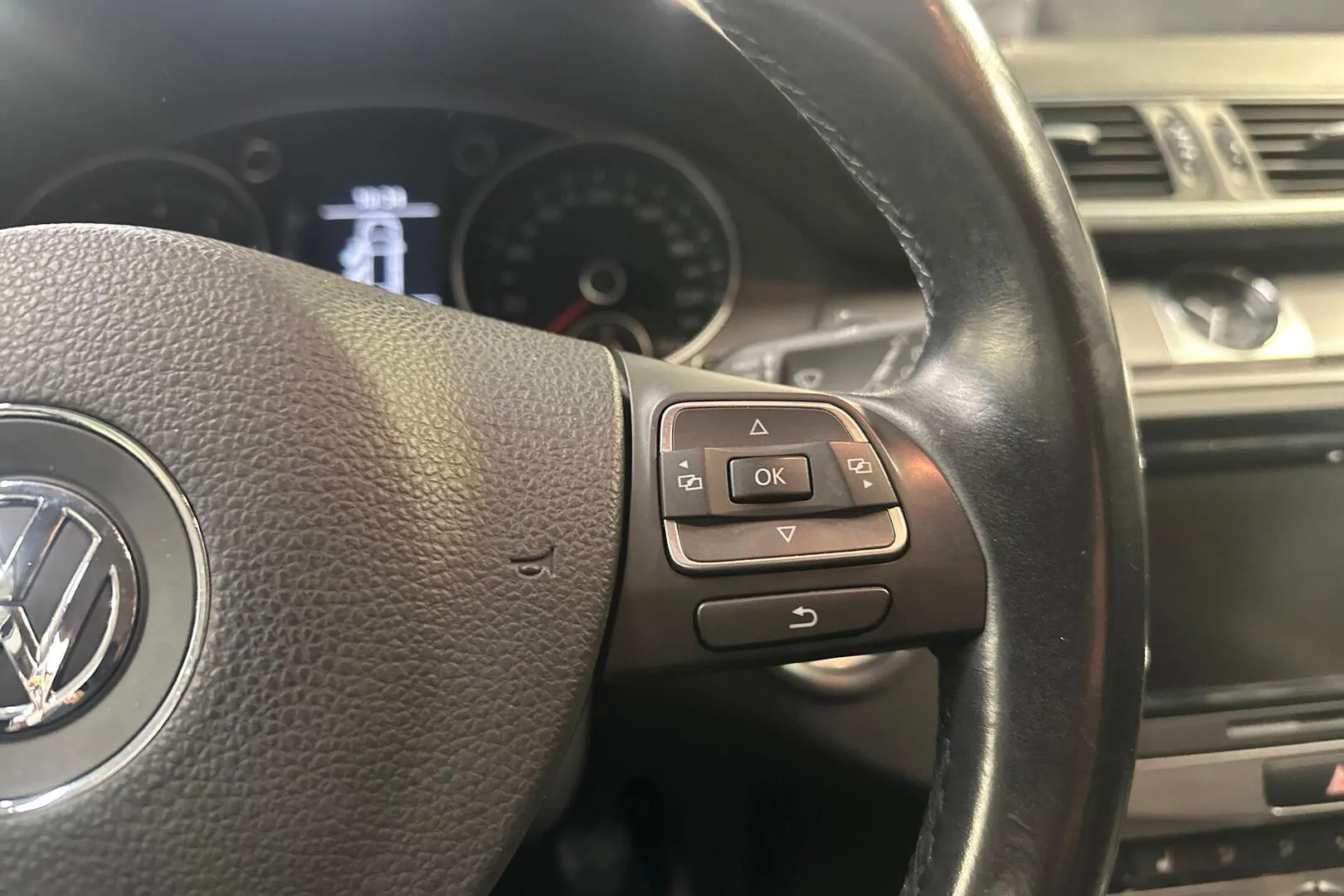 Volkswagen Passat YJP-941 carousel image