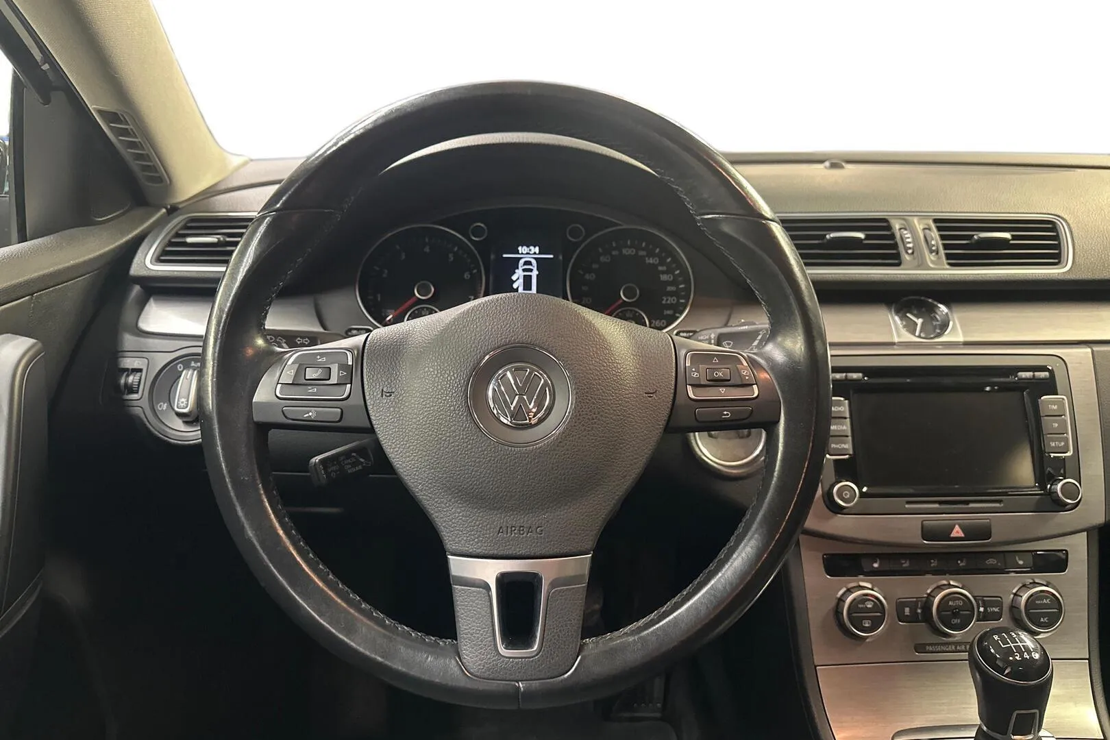 Volkswagen Passat YJP-941 carousel image