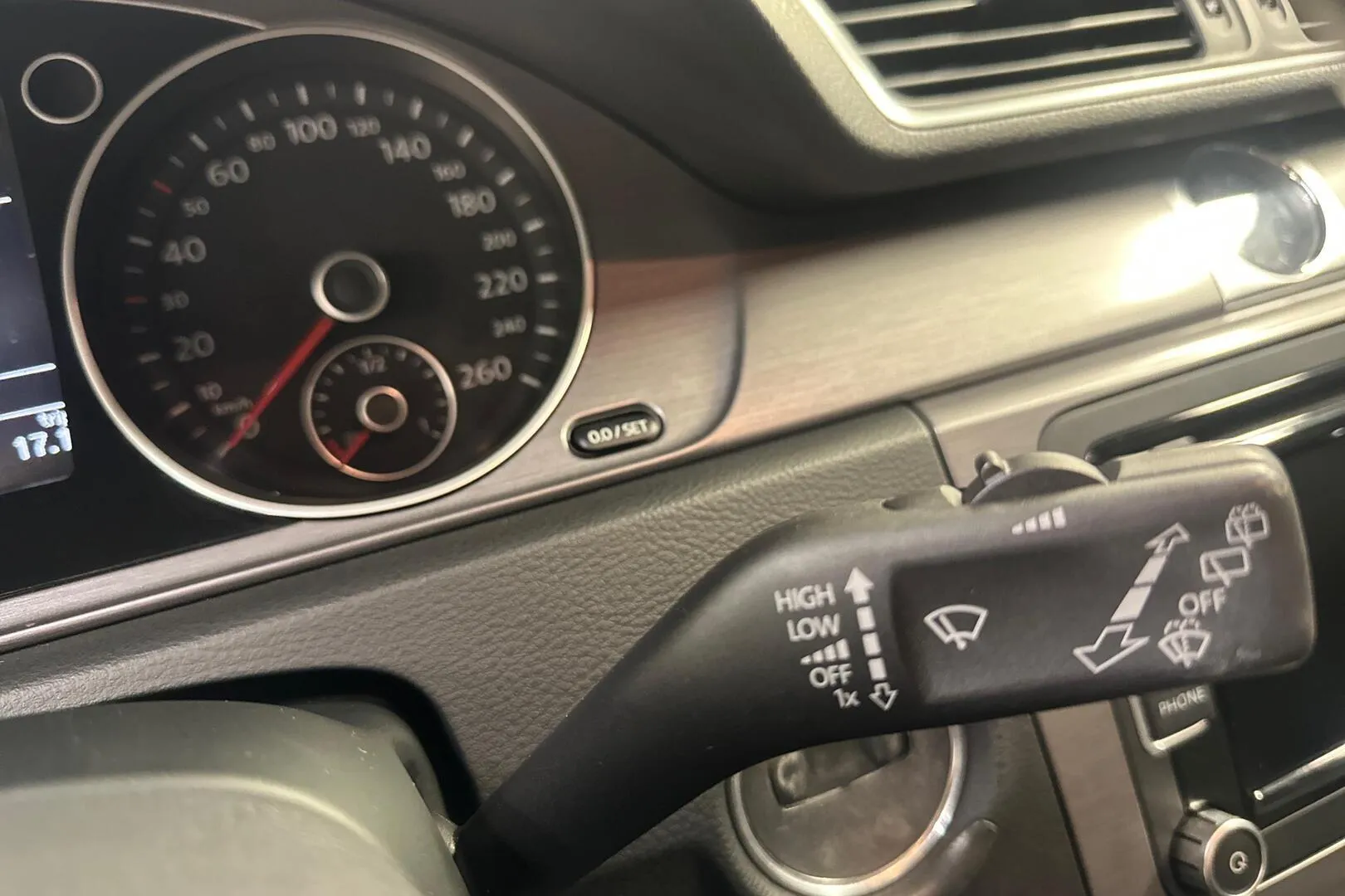 Volkswagen Passat YJP-941 carousel image
