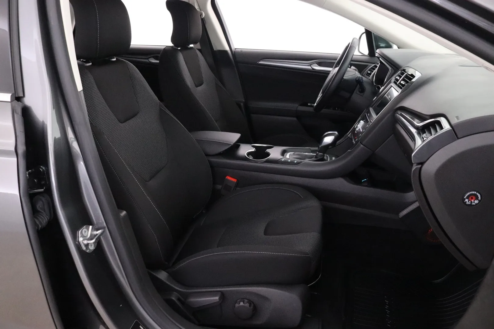 Ford Mondeo YLG-252 carousel image