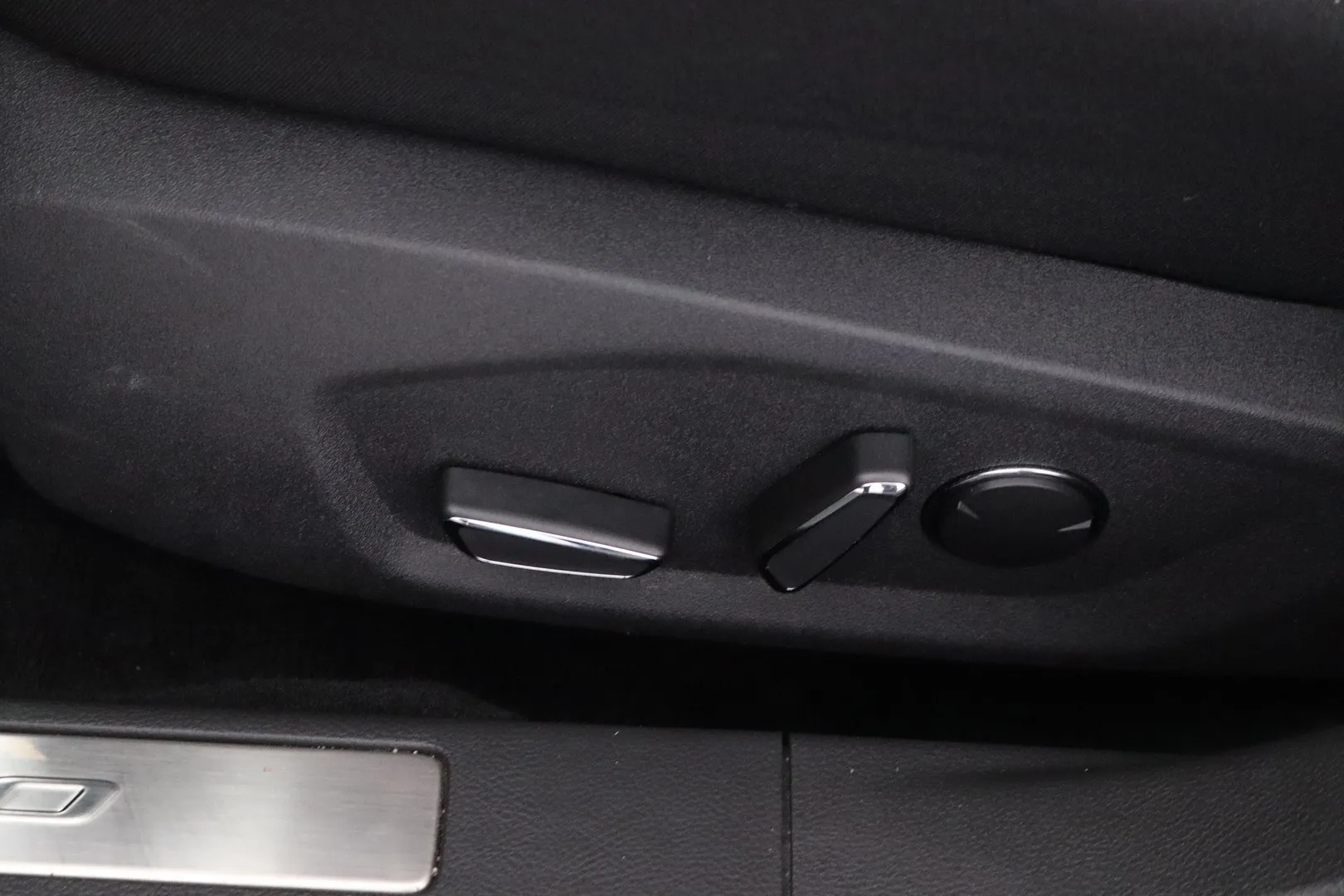 Ford Mondeo YLG-252 carousel image