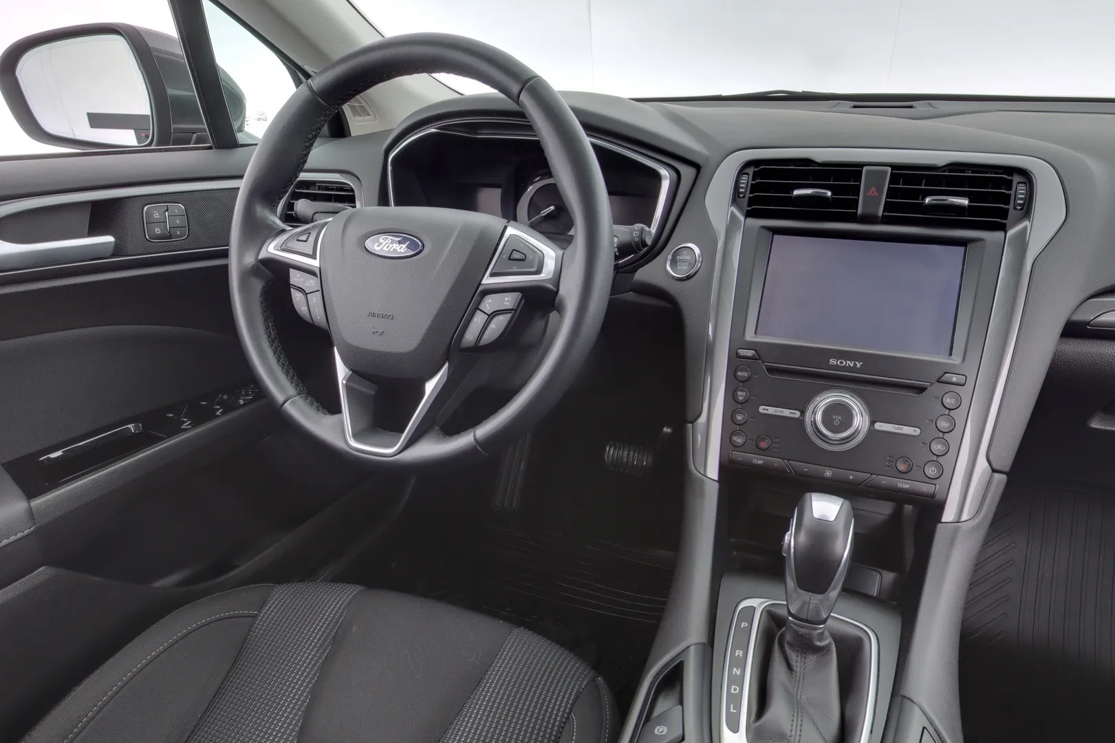 Ford Mondeo YLG-252 carousel image