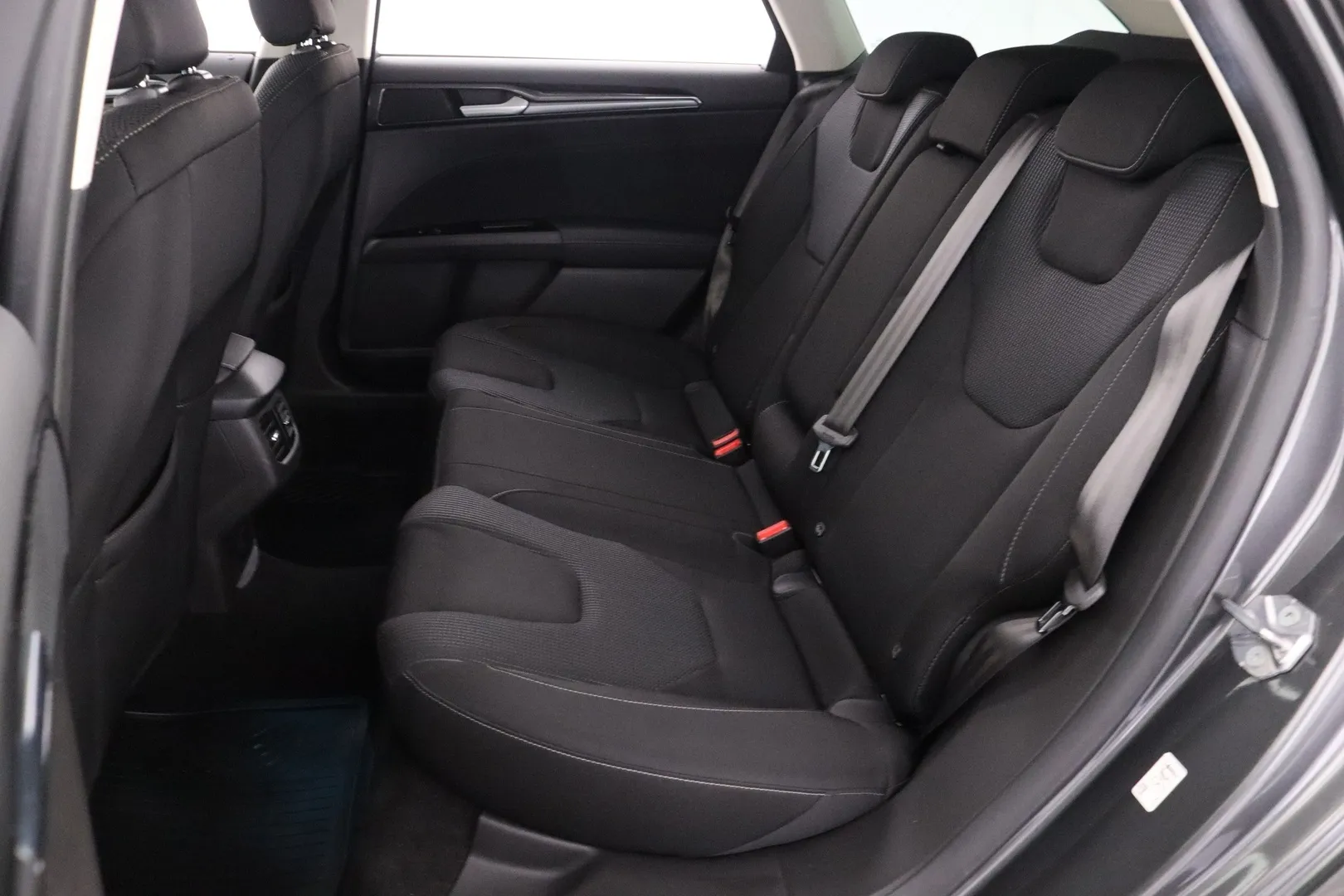 Ford Mondeo YLG-252 carousel image
