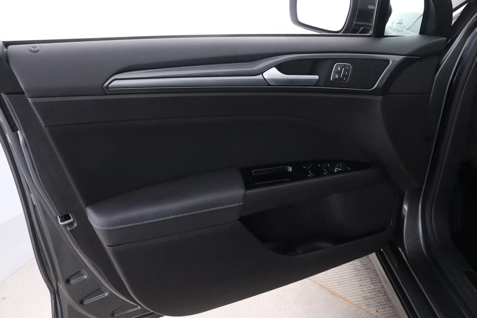Ford Mondeo YLG-252 carousel image