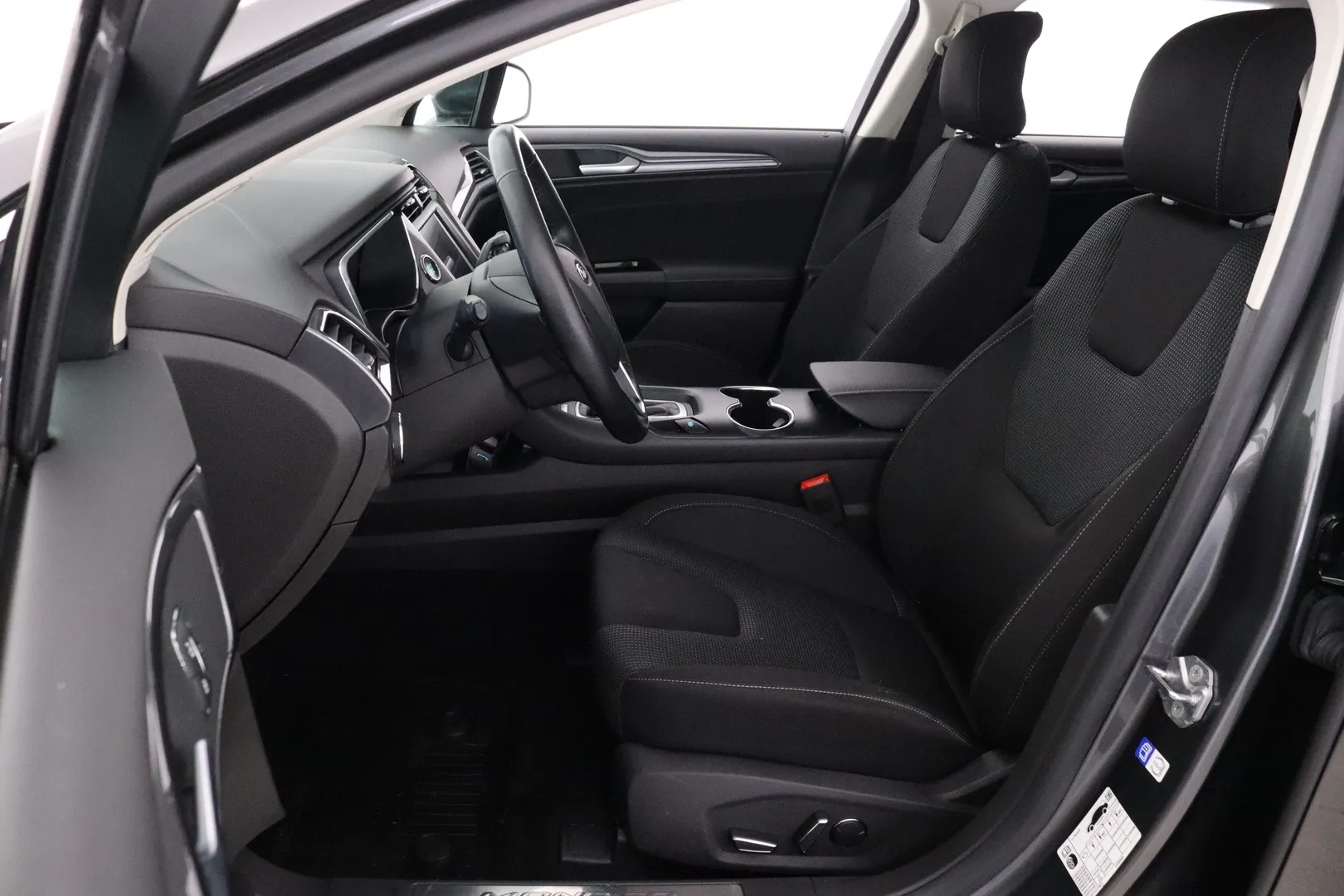 Ford Mondeo YLG-252 carousel image