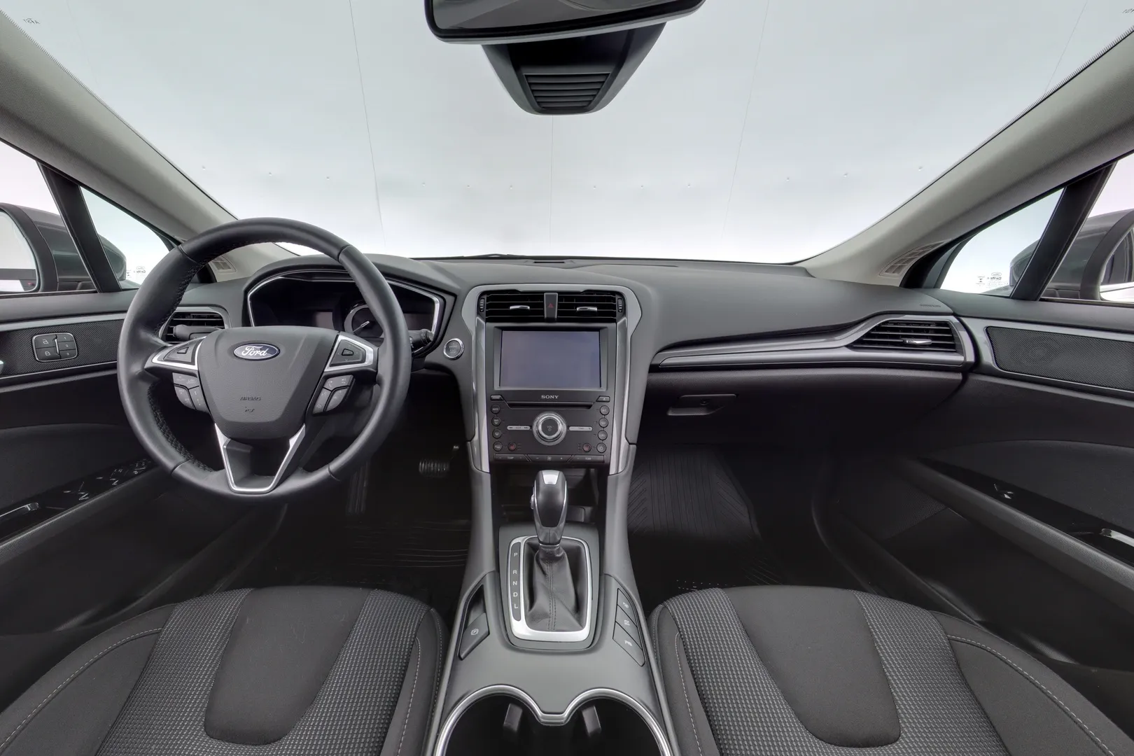 Ford Mondeo YLG-252 carousel image
