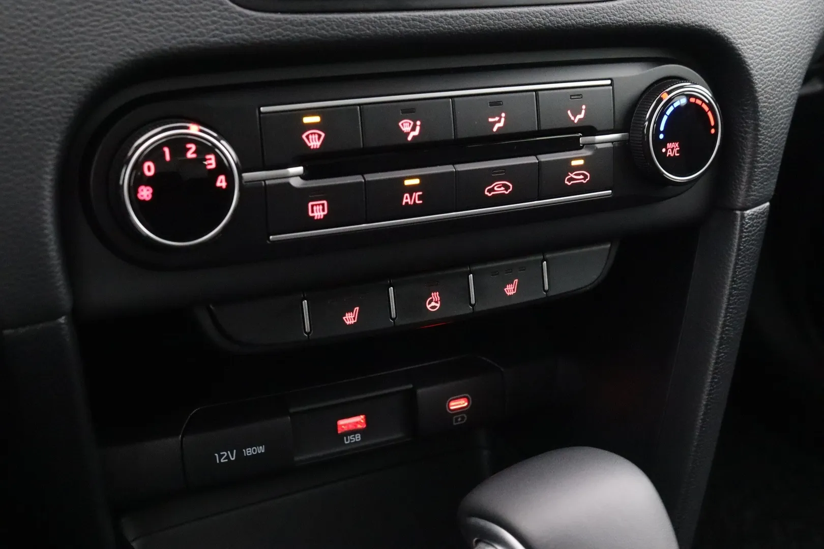 Kia Ceed RXA-586 carousel image