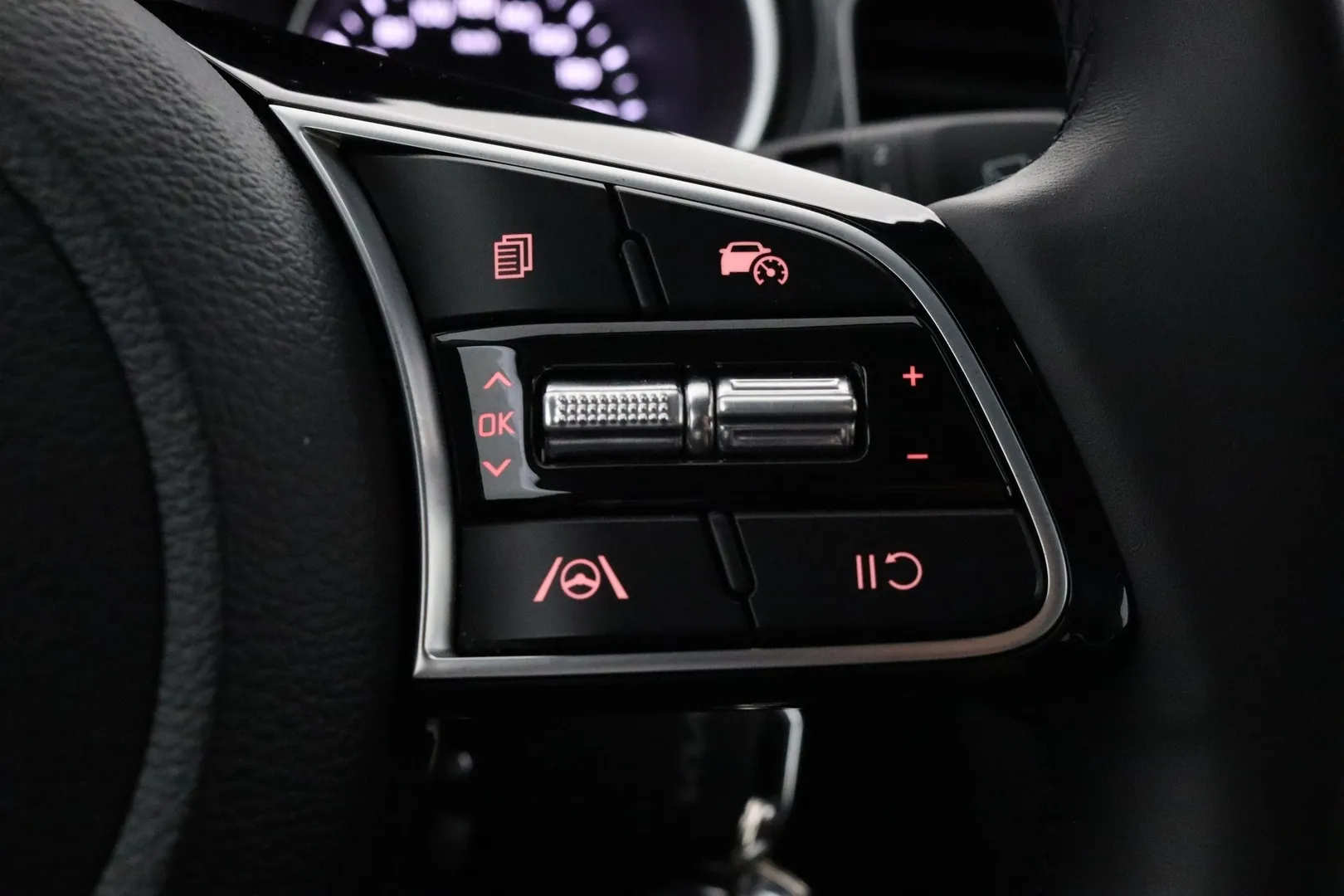 Kia Ceed RXA-586 carousel image