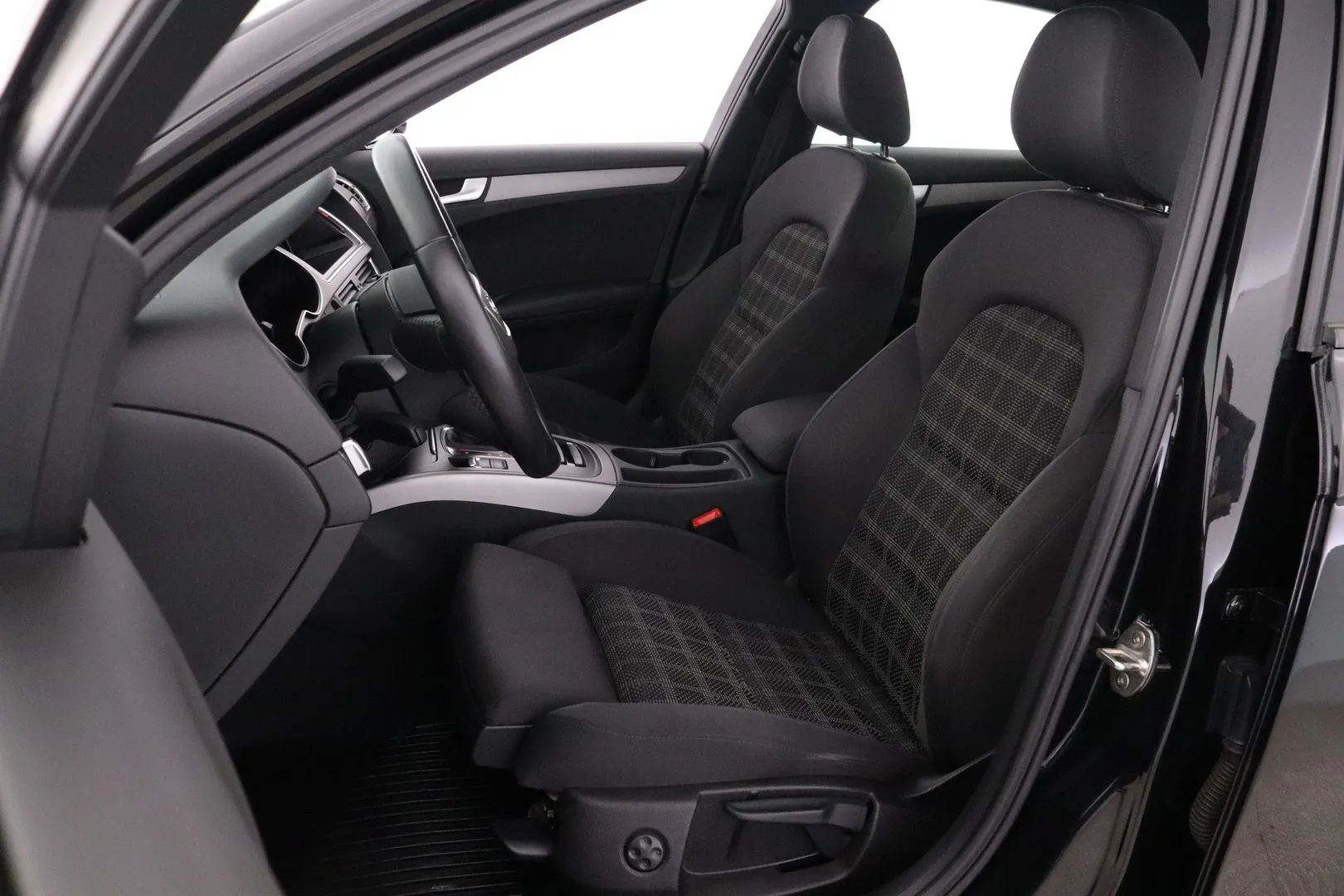 Audi A4 EMH-983 carousel image