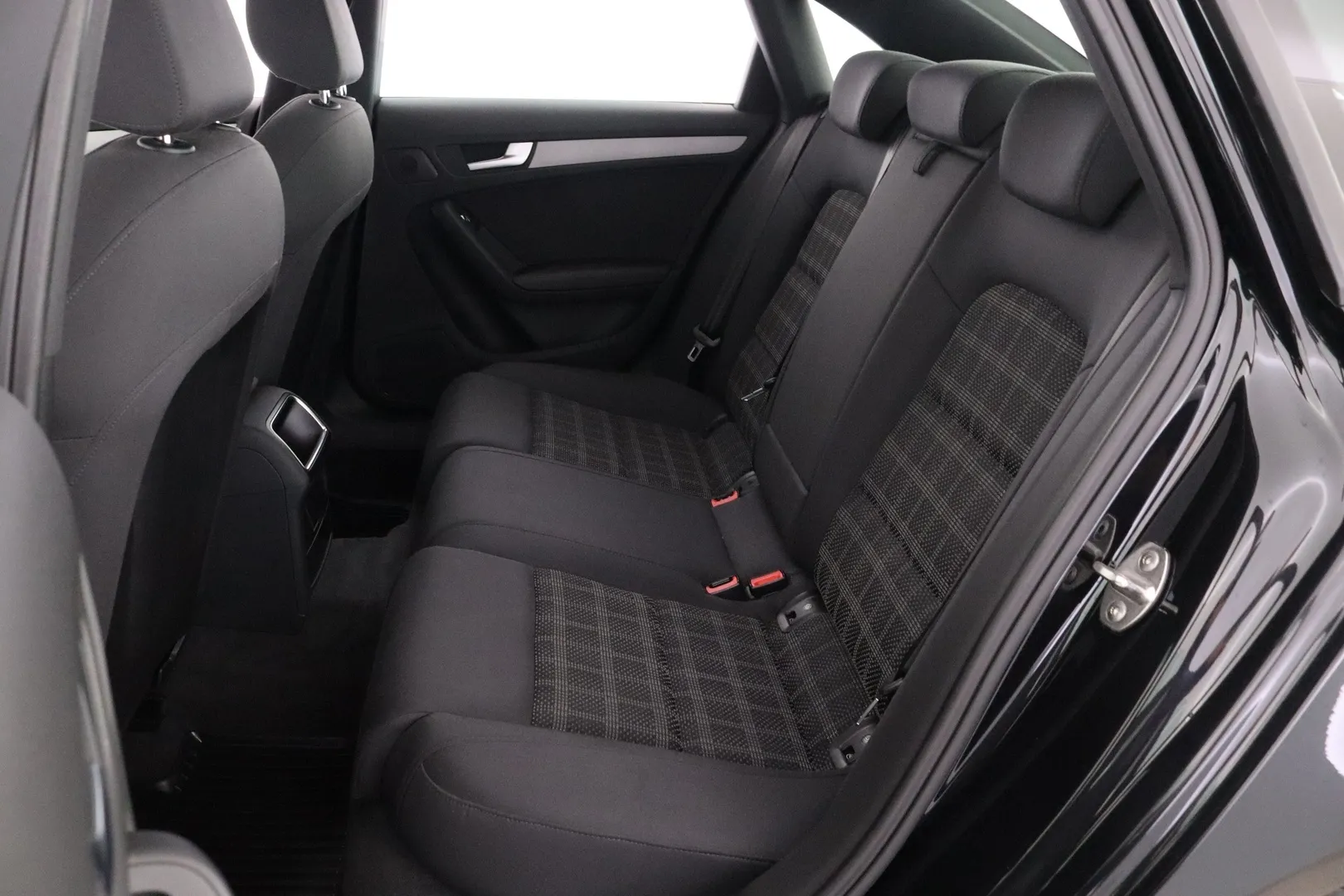 Audi A4 EMH-983 carousel image