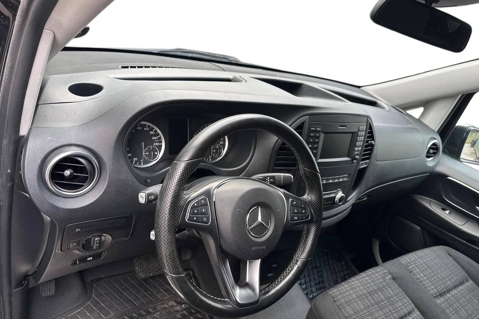 Mercedes-Benz Vito CMN-898 carousel image