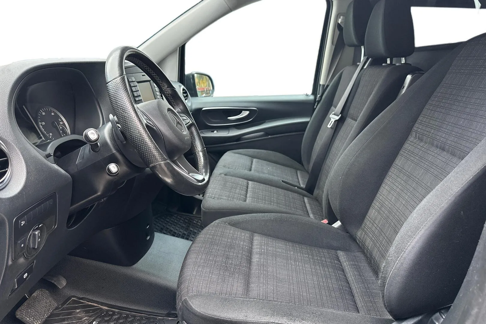 Mercedes-Benz Vito CMN-898 carousel image