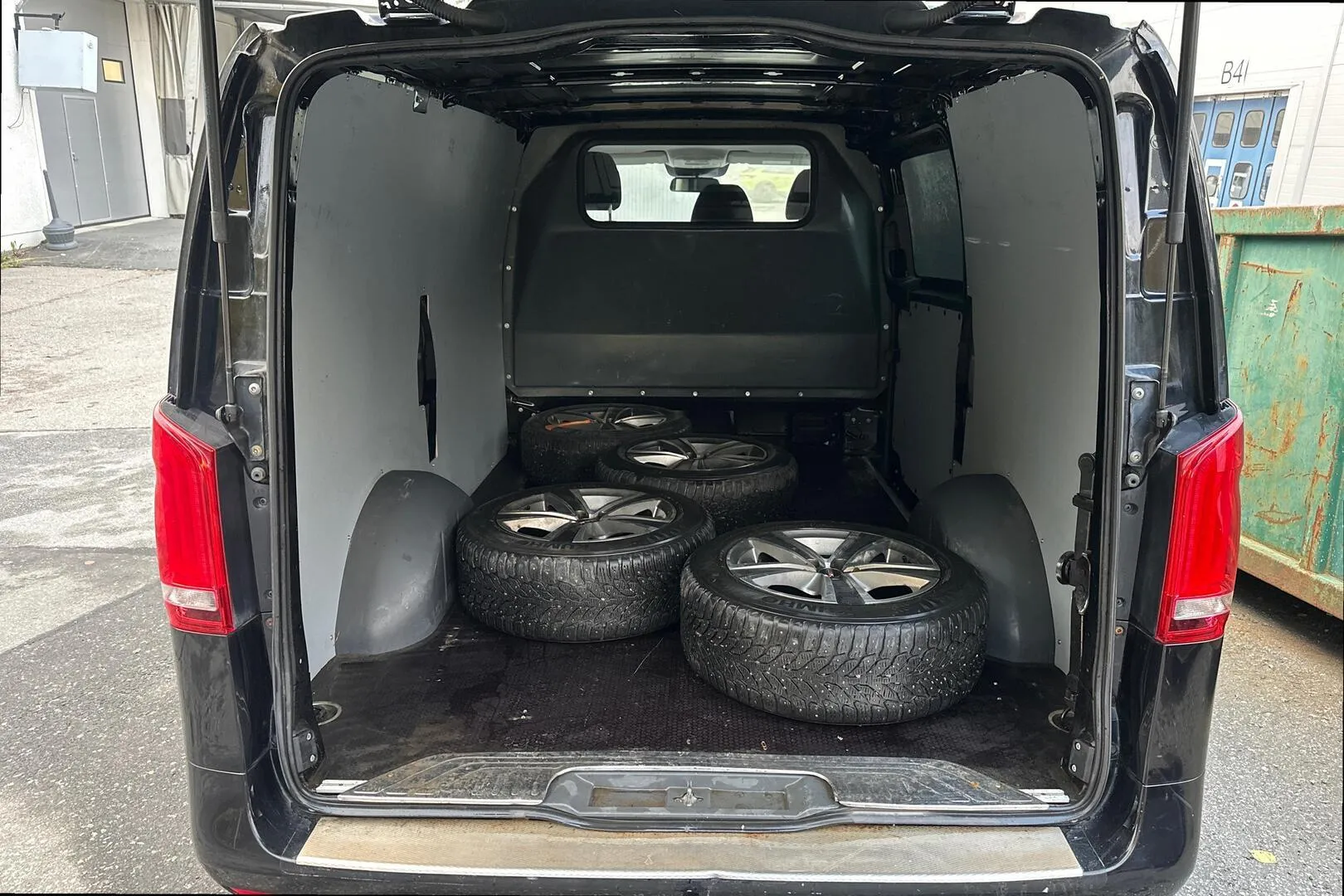 Mercedes-Benz Vito CMN-898 carousel image