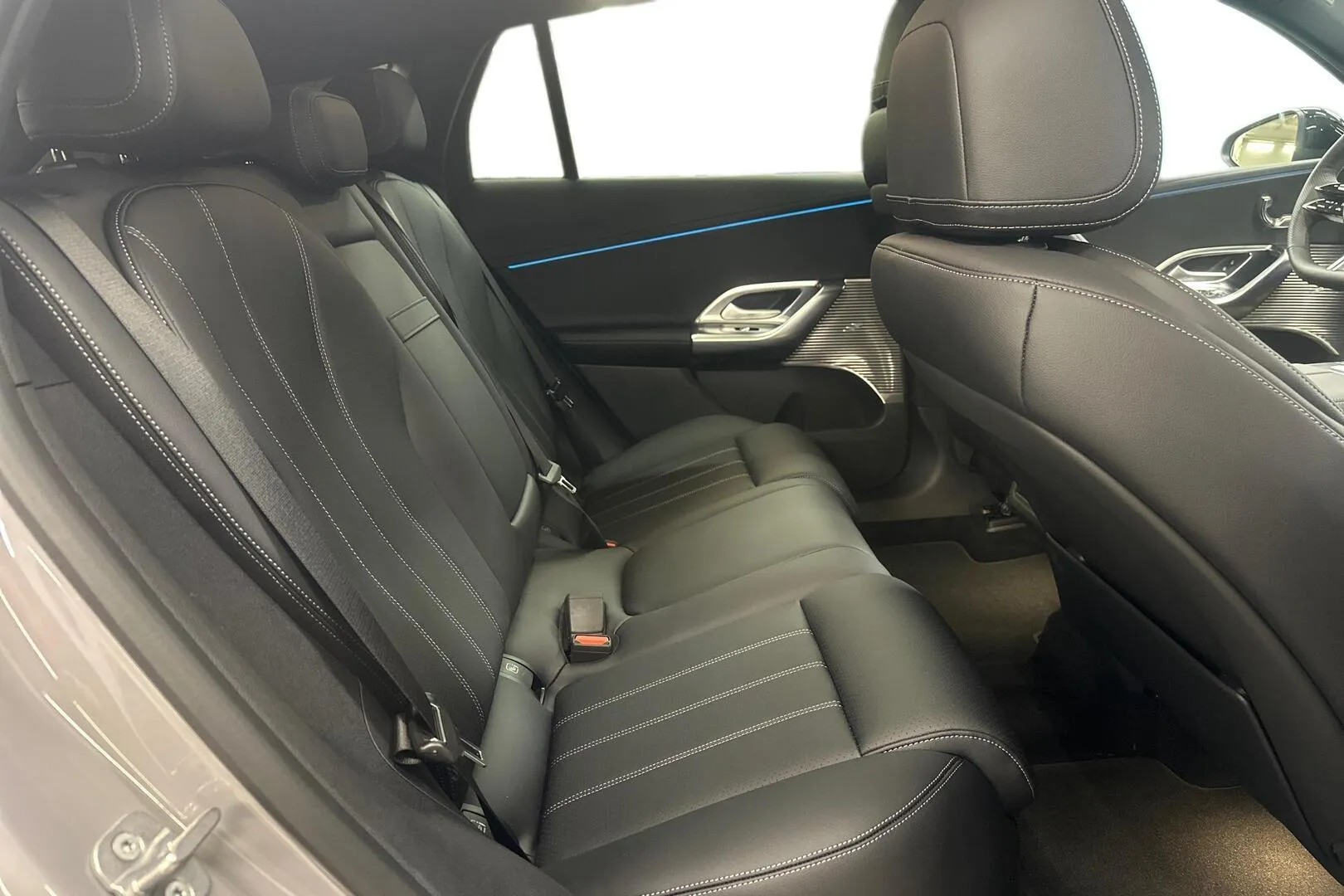 Mercedes-Benz GLC YMV-622 carousel image