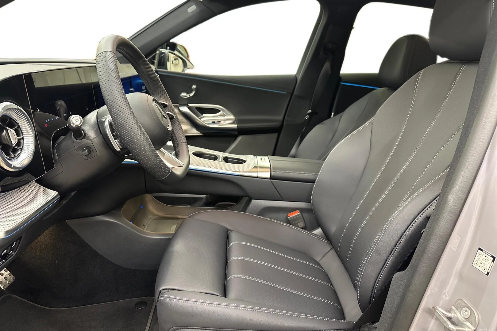 Mercedes-Benz GLC YMV-622 carousel image