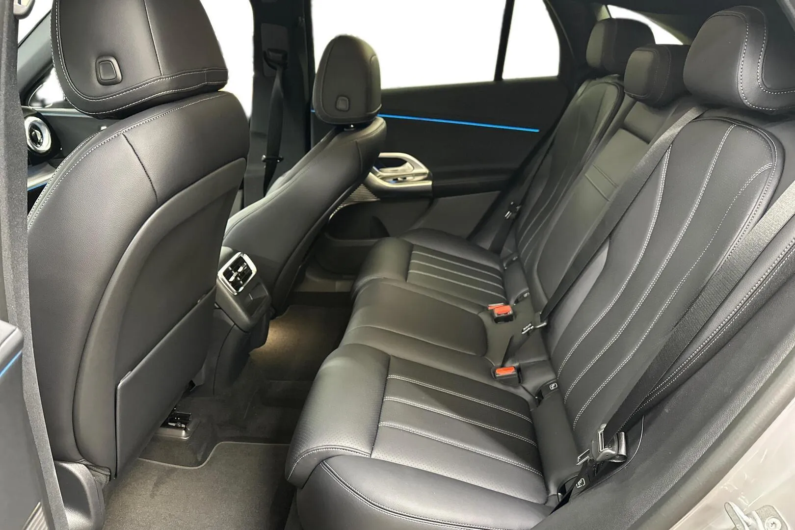 Mercedes-Benz GLC YMV-622 carousel image