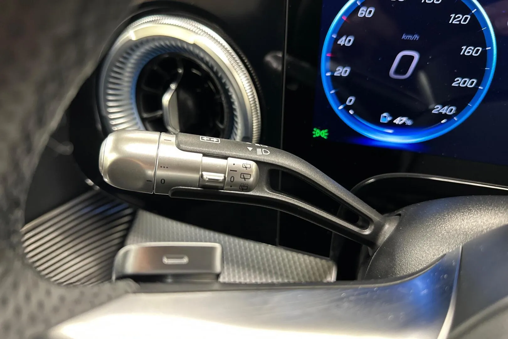 Mercedes-Benz GLC YMV-622 carousel image