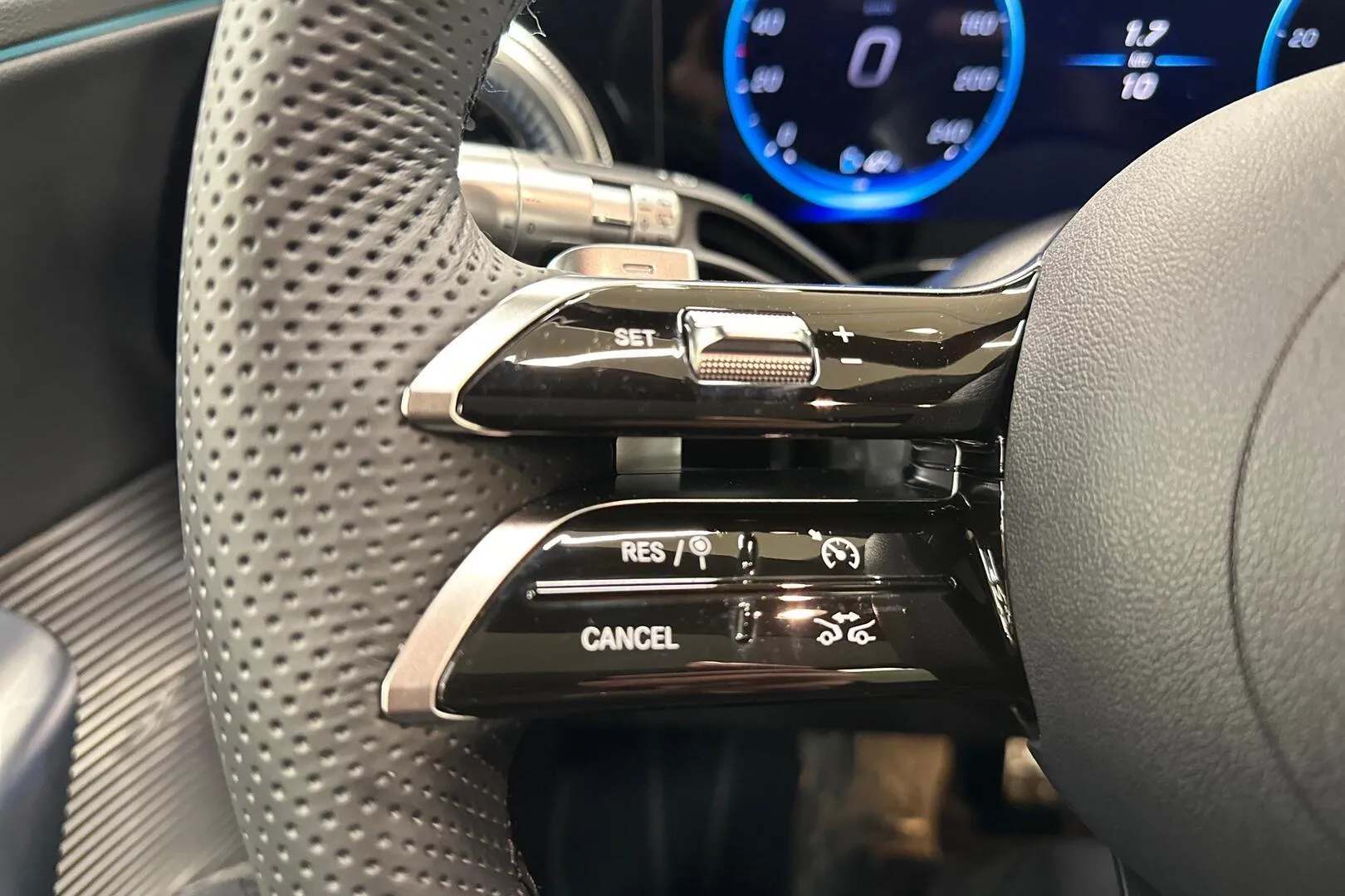 Mercedes-Benz GLC YMV-622 carousel image