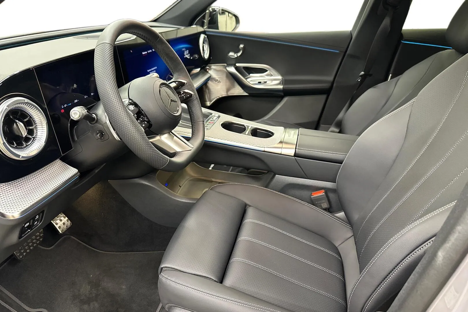 Mercedes-Benz GLC YMV-622 carousel image
