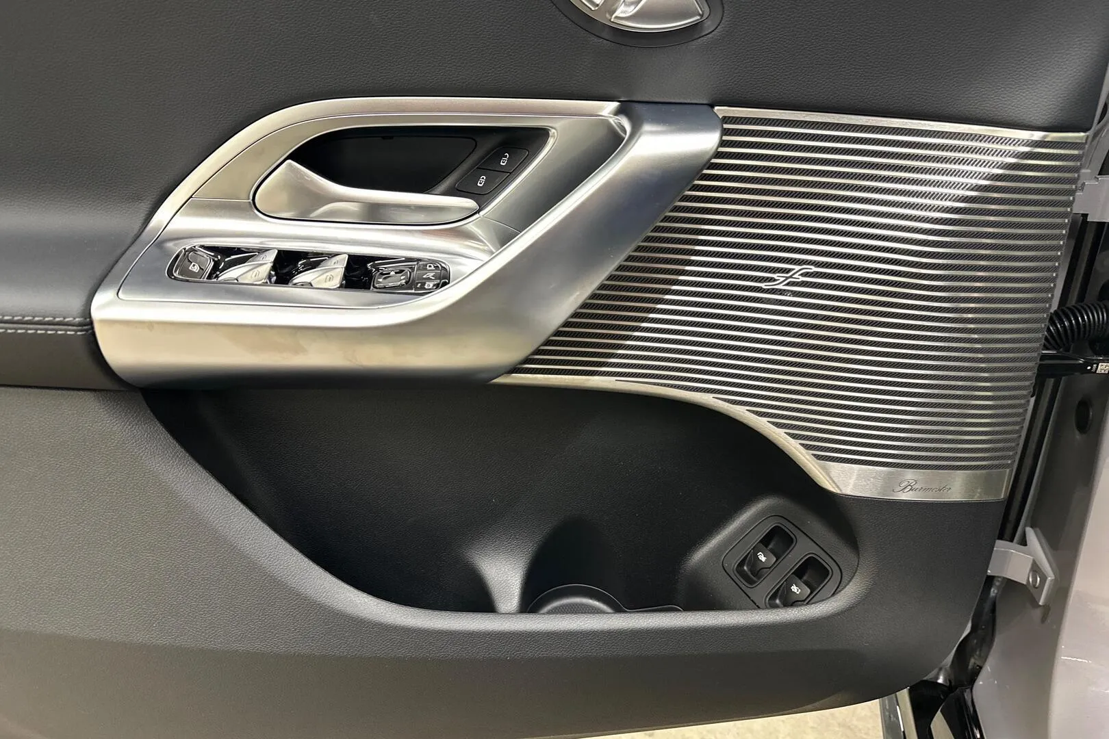 Mercedes-Benz GLC YMV-622 carousel image