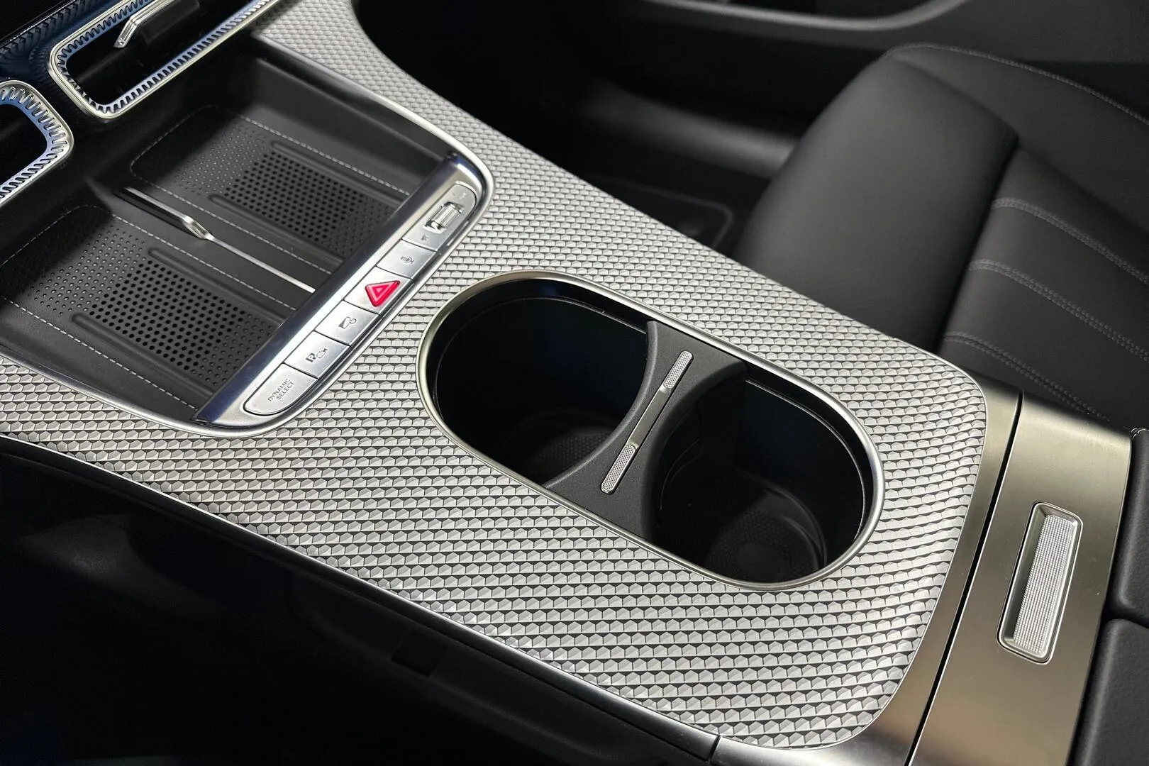 Mercedes-Benz GLC YMV-622 carousel image