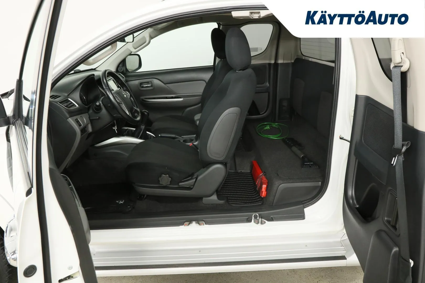Mitsubishi L200 YLC-603 carousel image