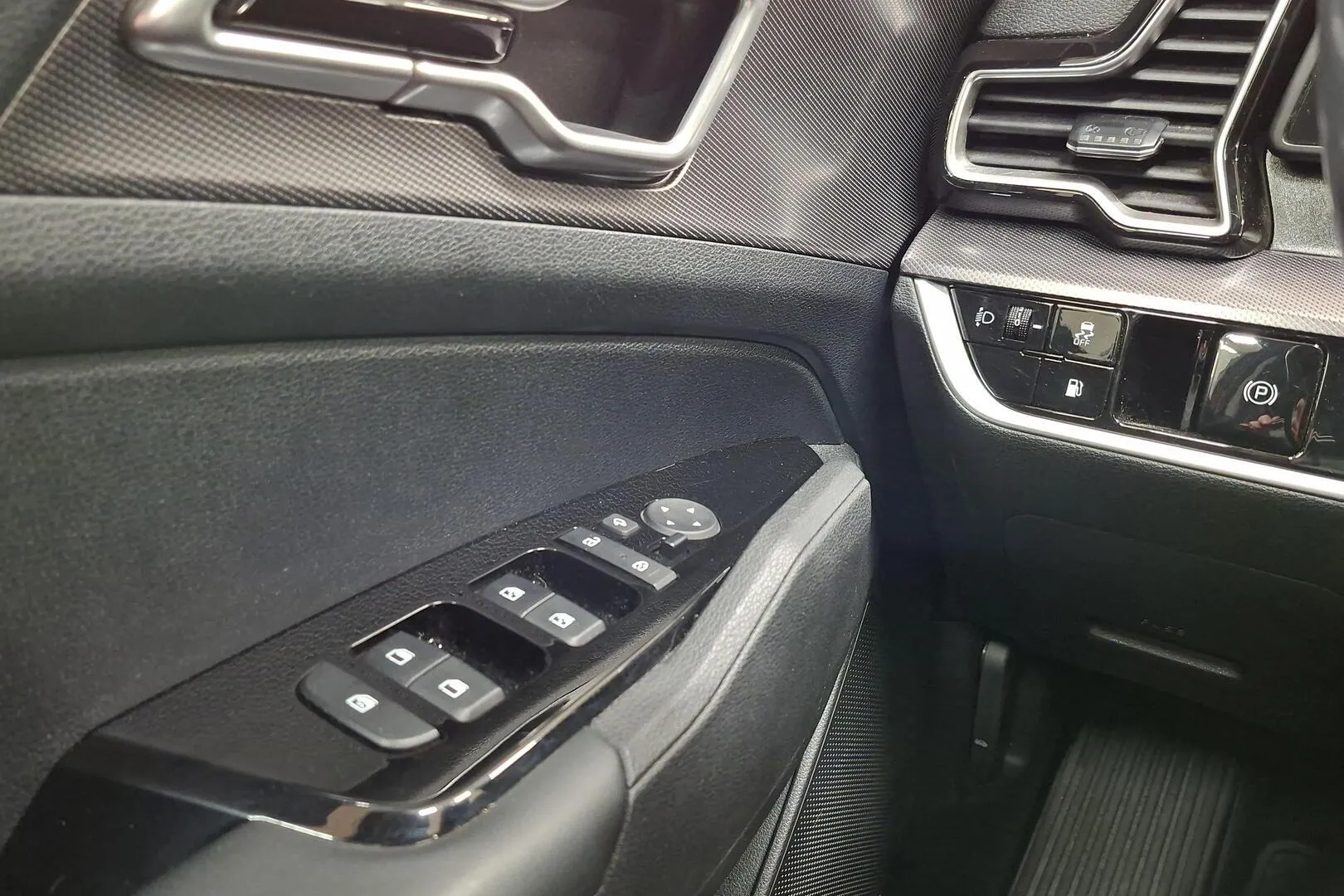 Kia Sportage XRO-641 carousel image