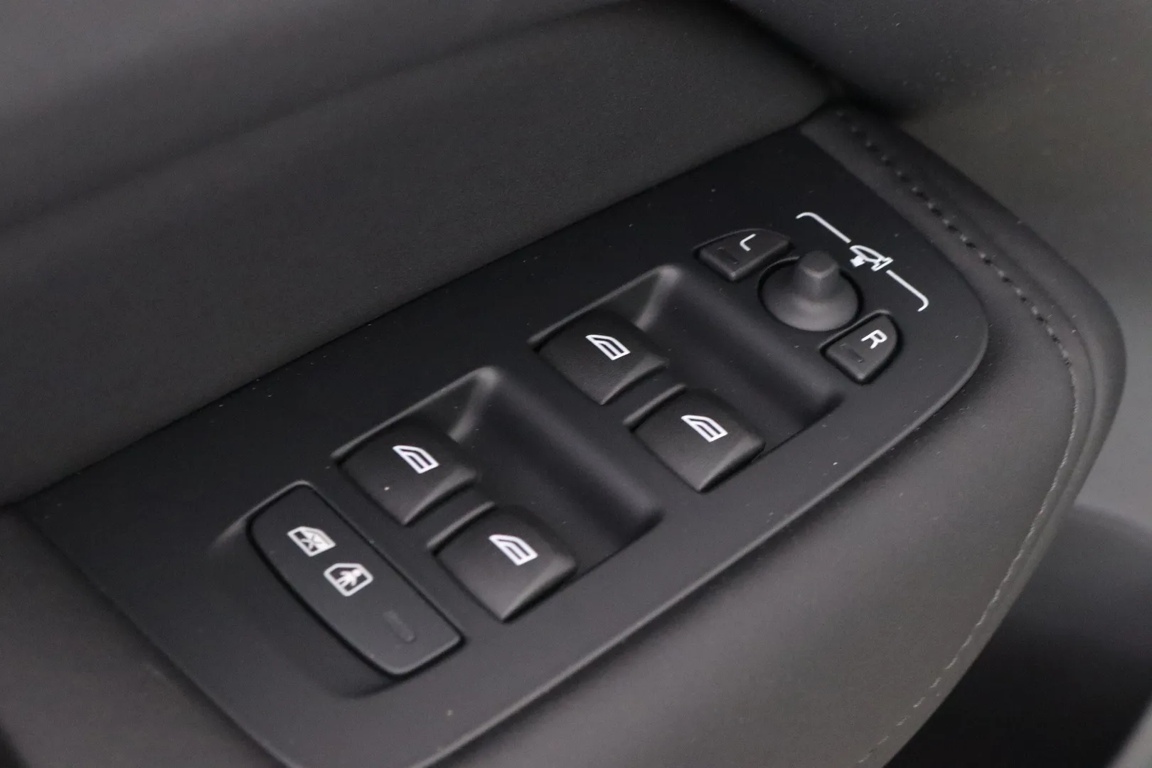 Volvo XC60 SZO-479 carousel image
