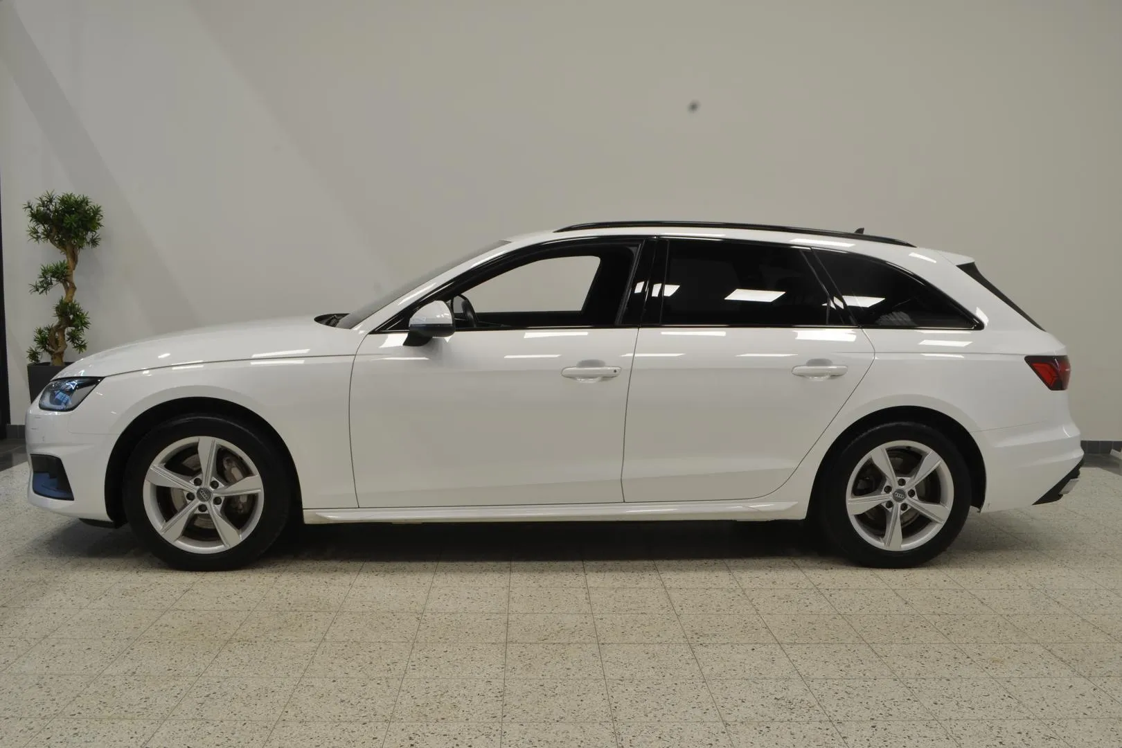 Audi A4 GOO-957 carousel image
