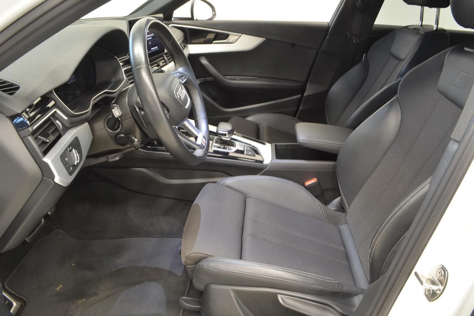 Audi A4 GOO-957 carousel image